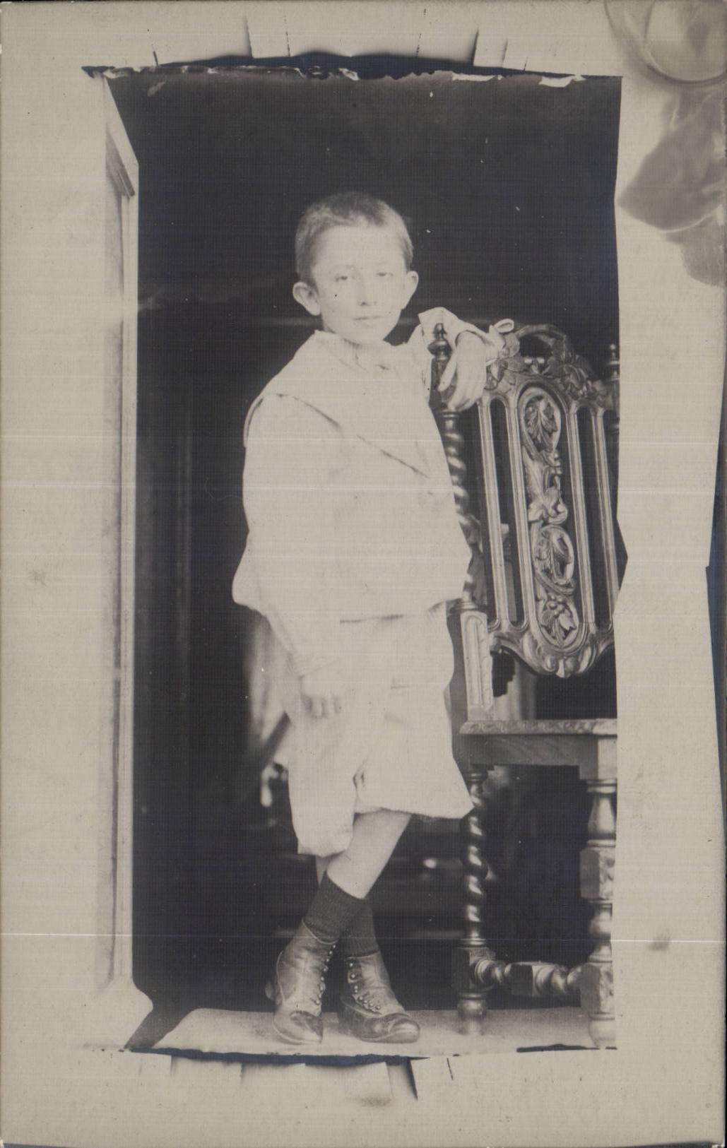 CARTE PHOTO Fantaisie - Enfants - Garcon - boy with ornate chair - CPA 