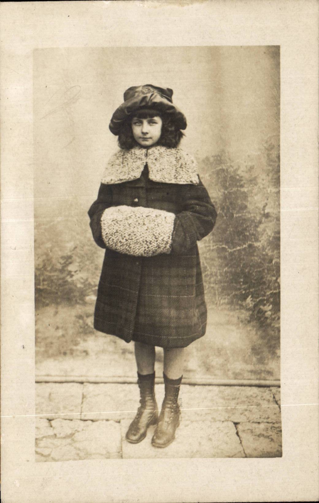 CARTE PHOTO Fantaisie - Enfants - Fille - little girl with muff - CPA 