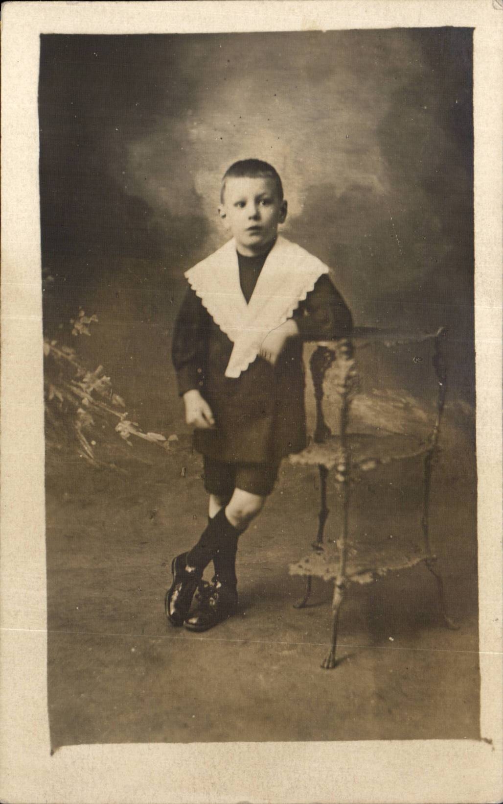 CARTE PHOTO Fantaisie - Enfants - Garcon - boy with legs crossed - CPA 