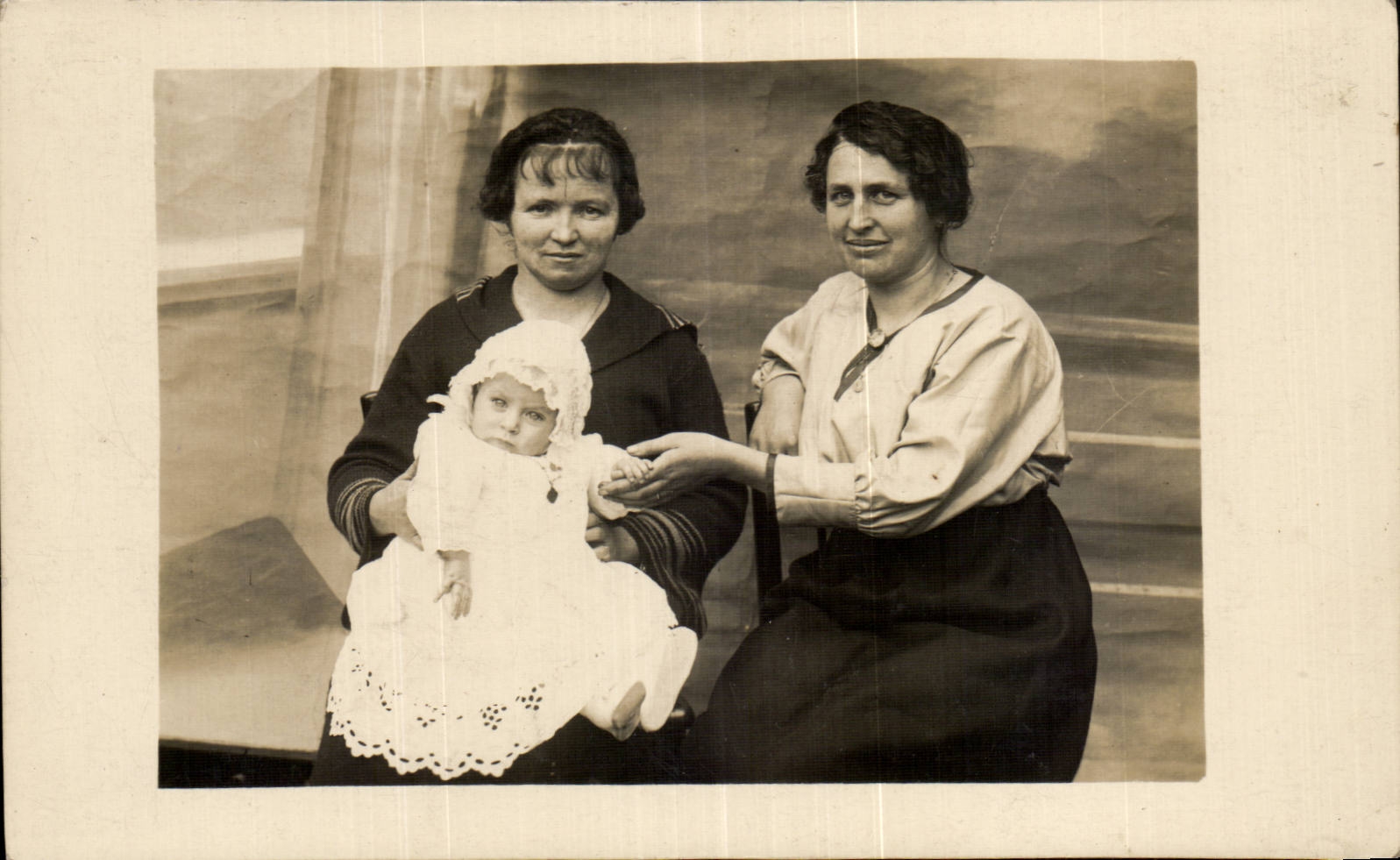 Zwei Frauen und ein Baby — Studio-Szene — Karte CPAPHIL