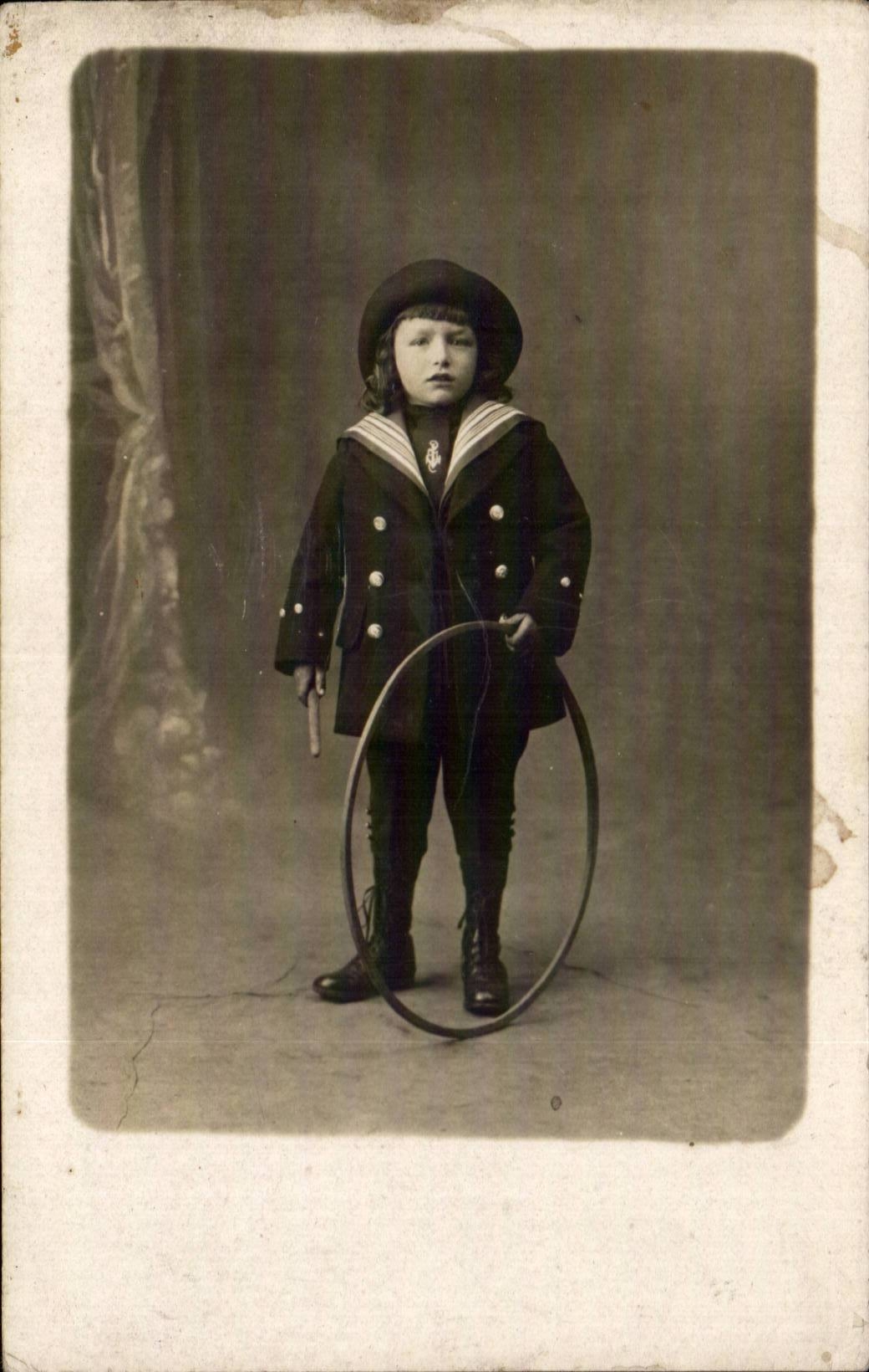 CARTE PHOTO Fantaisie - enfants - Garcon - little boy with hoop - jouet - toy - CPA 