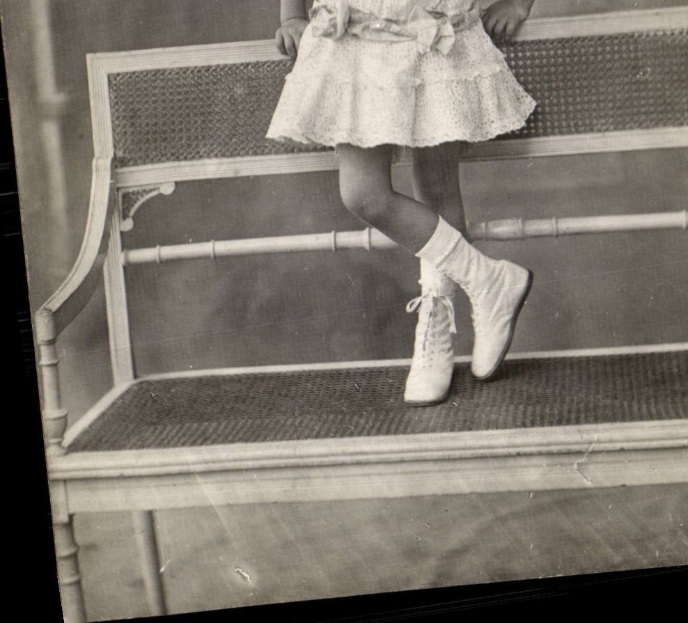 CARTE PHOTO Fantaisie - enfants - fille -girl with crossed legs - CPA 