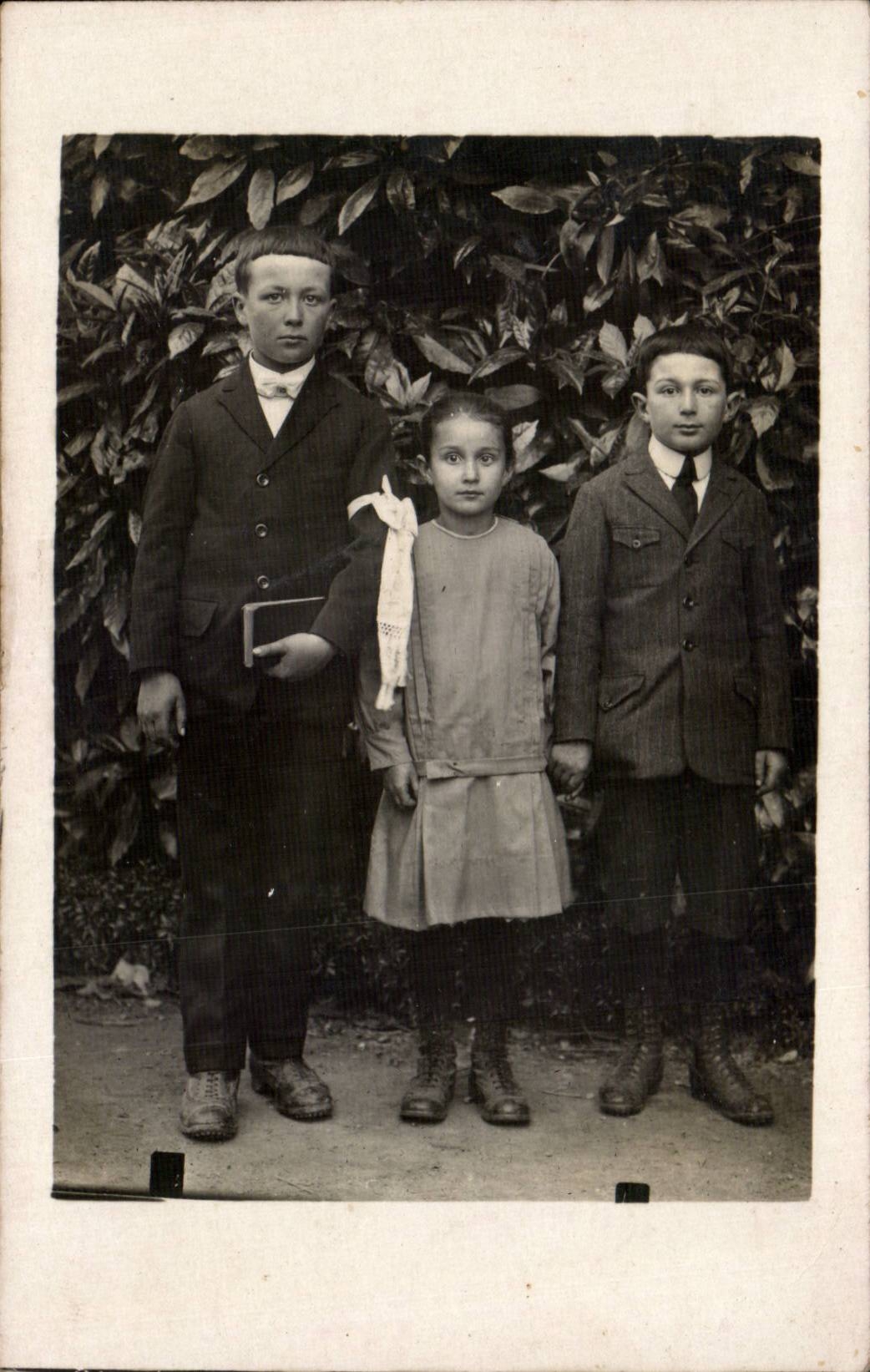 CARTE PHOTO Fantaisie - enfants - children posing together - CPA 