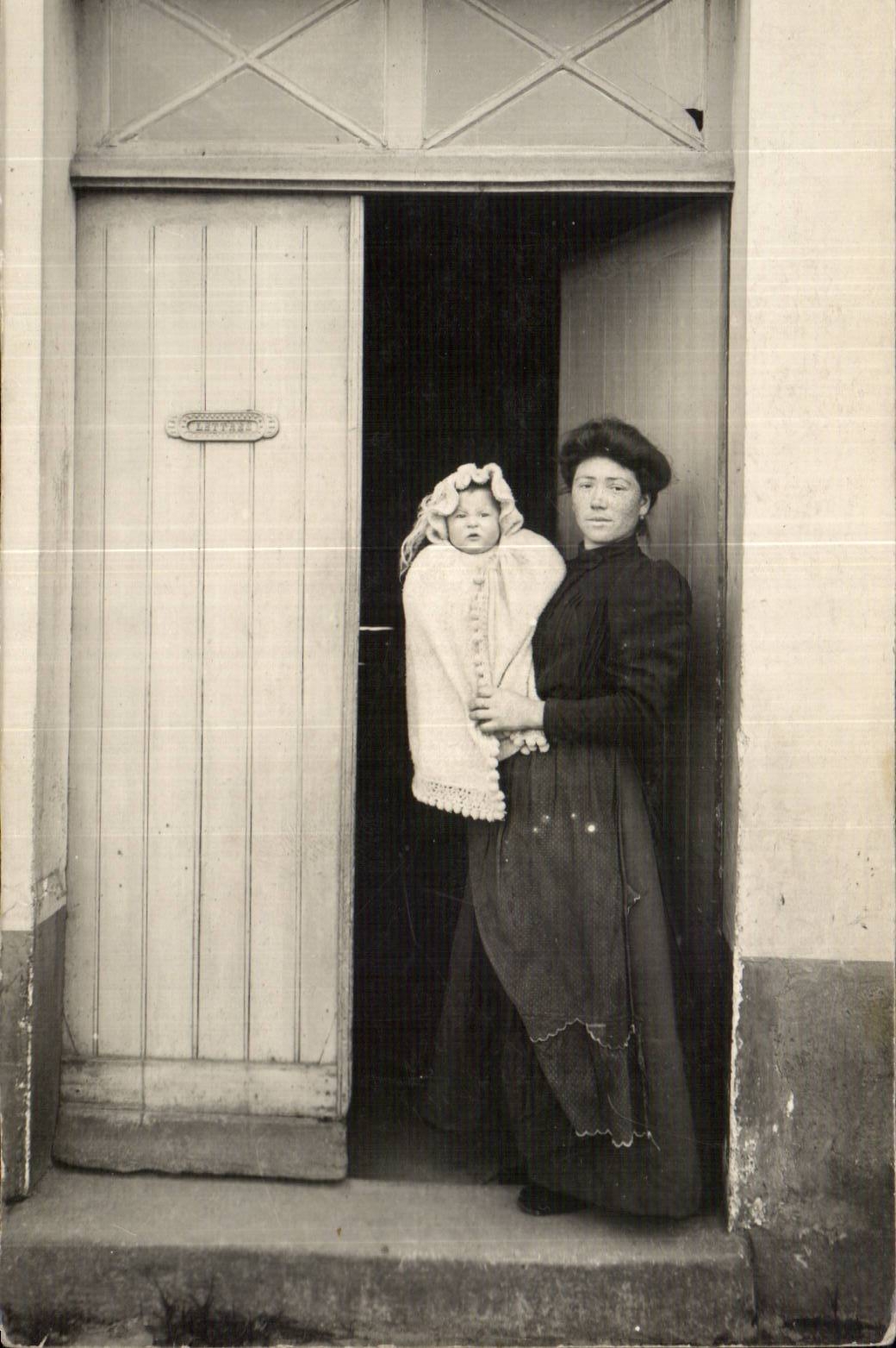CARTE PHOTO Fantaisie - enfants - bebe - baby - mother and child - CPA 