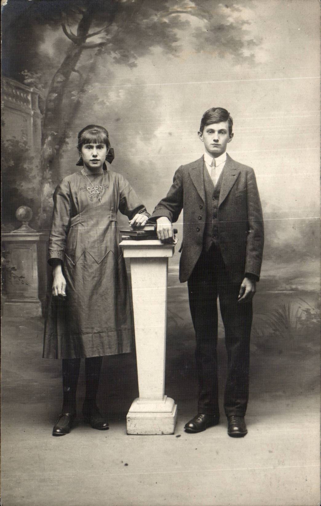 CARTE PHOTO Fantaisie - enfants -children posed for picture - CPA 