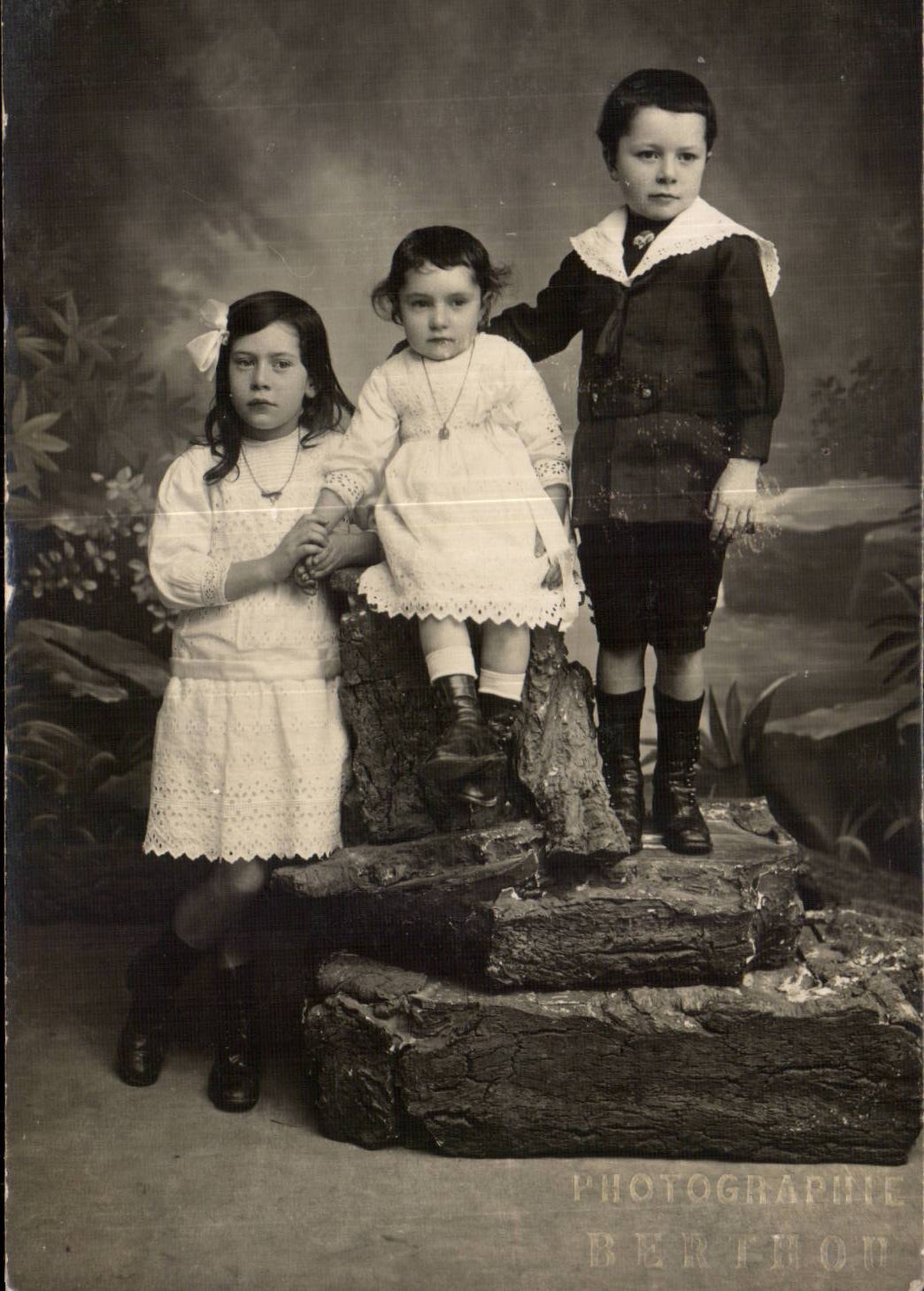 CARTE PHOTO Fantaisie - enfants - three pretty children - CPA 