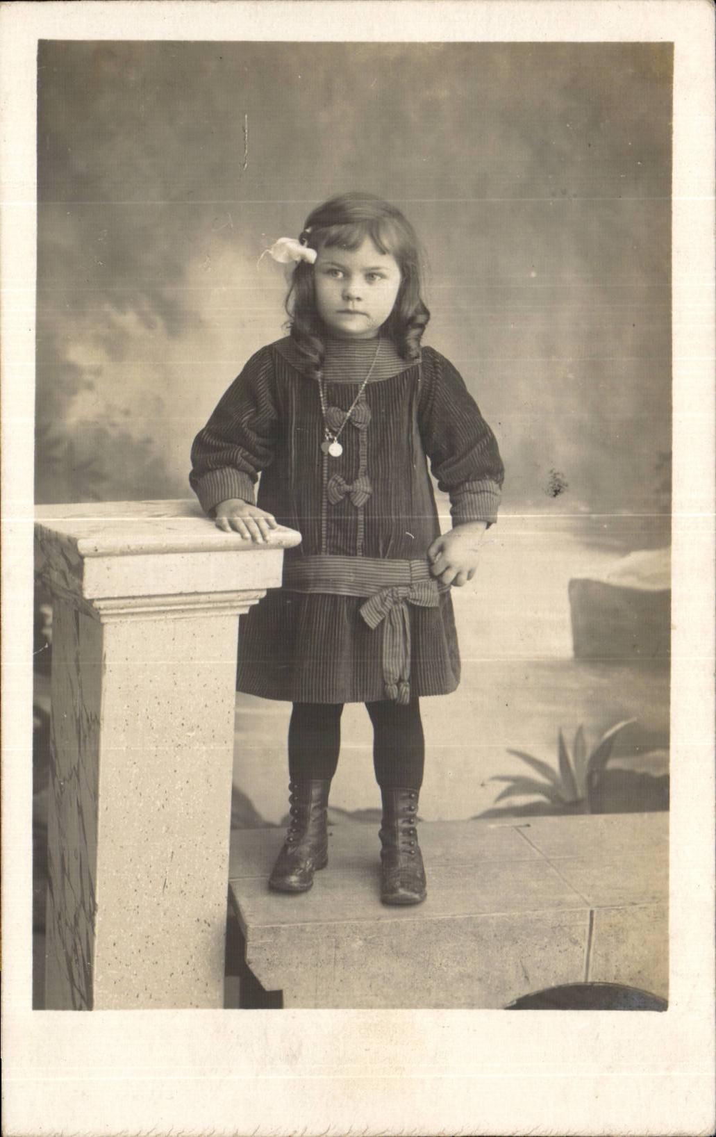 CARTE PHOTO Fantaisie - enfants - garcon - girl with bow in hair - CPA 