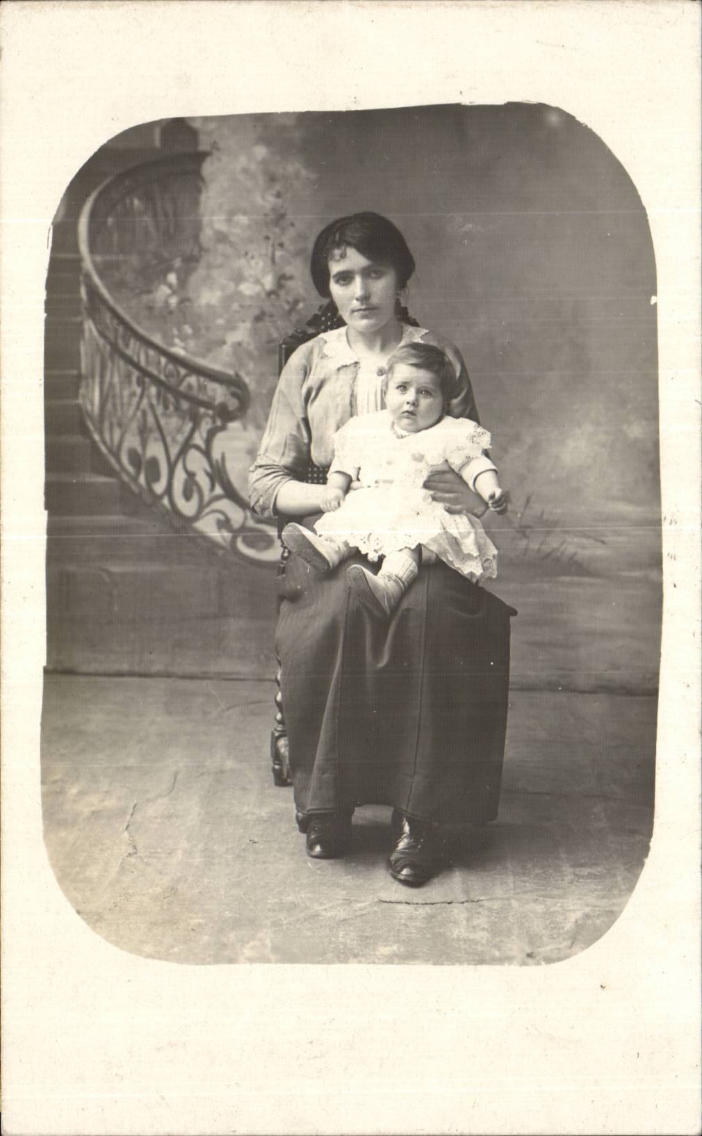 CARTE PHOTO Fantaisie - enfants - bebe - baby - mother and child - CPA 