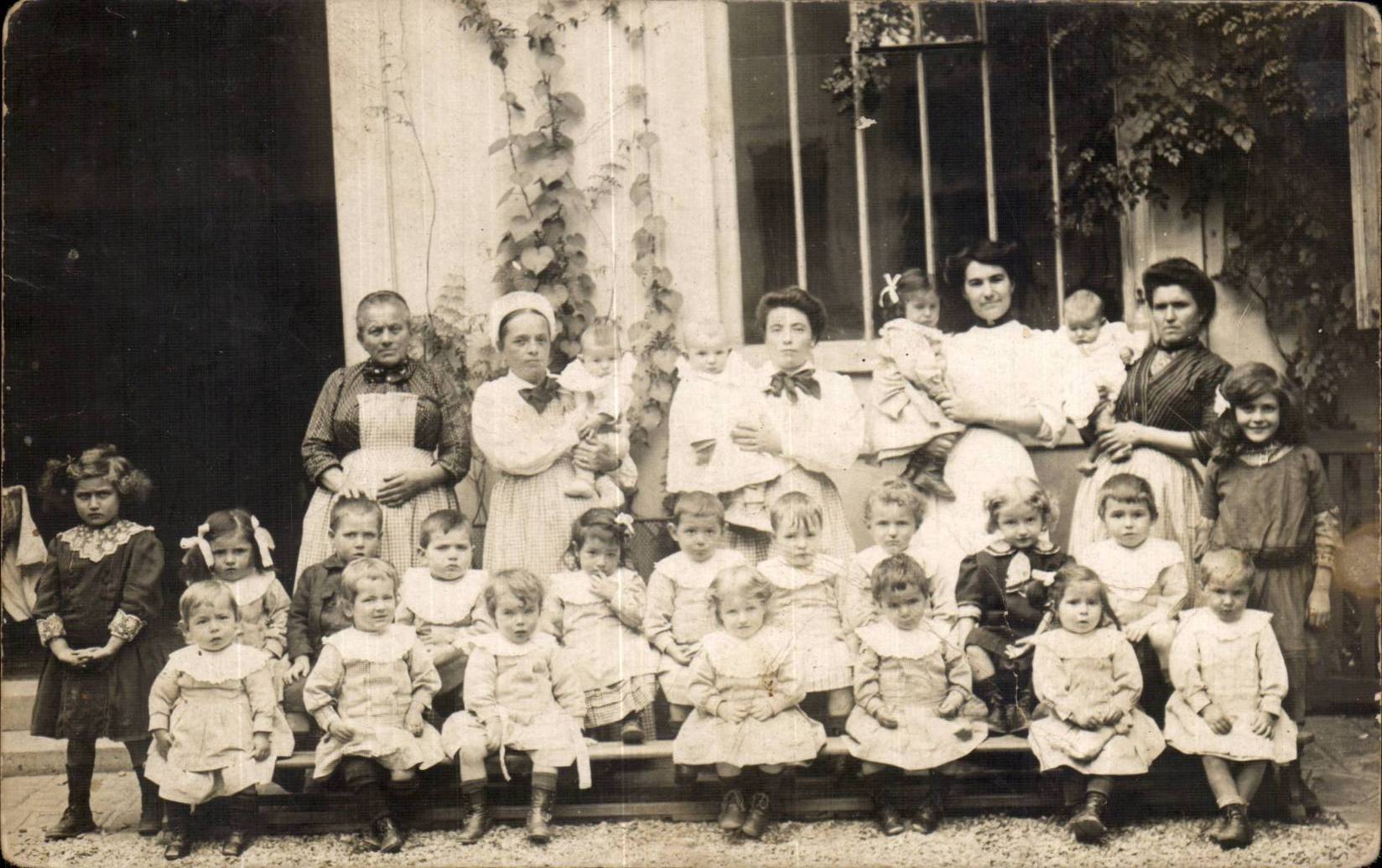 Groupe d'enfants et d'adultes — éditeur non identifié — n° de série non visible