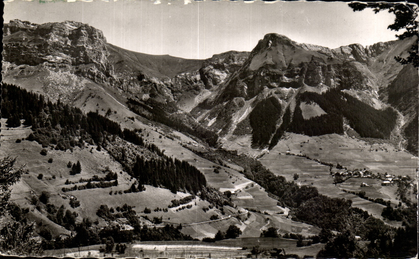 Environ d'Annecy — Montmin. Vue générale. Le massif de la Tournette et la Grande Roche.
