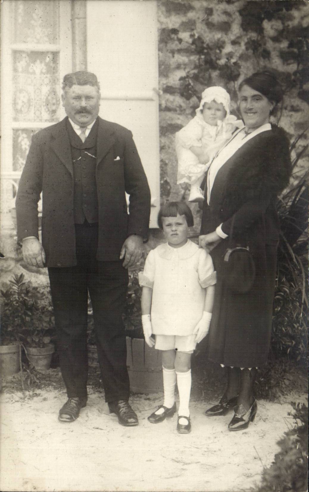CARTE PHOTO Fantaisie - Enfants - children with proud parents - CPA 