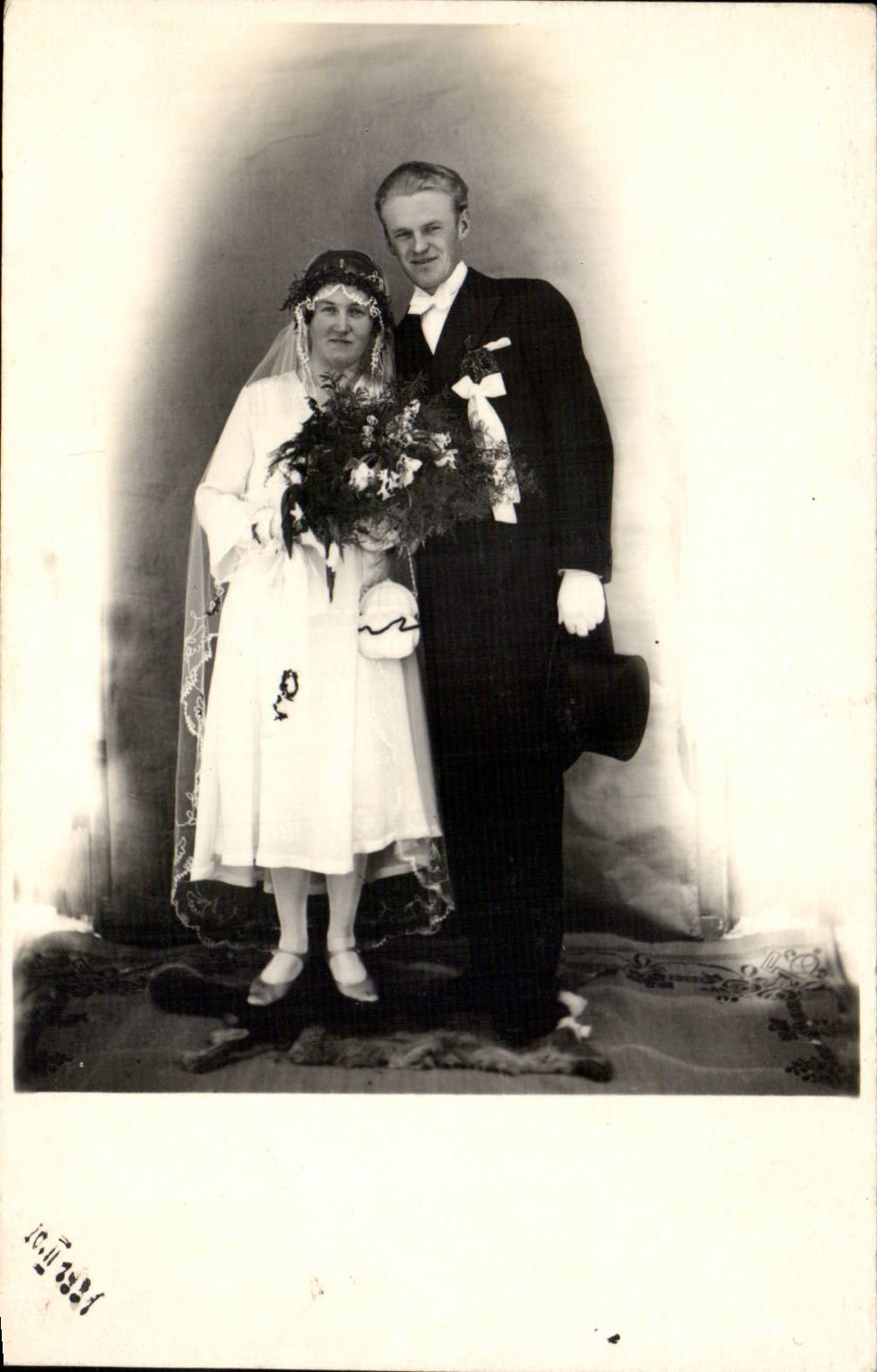 Nouveau mariage — couple en tenue nuptiale — éditeur IK, série 10884