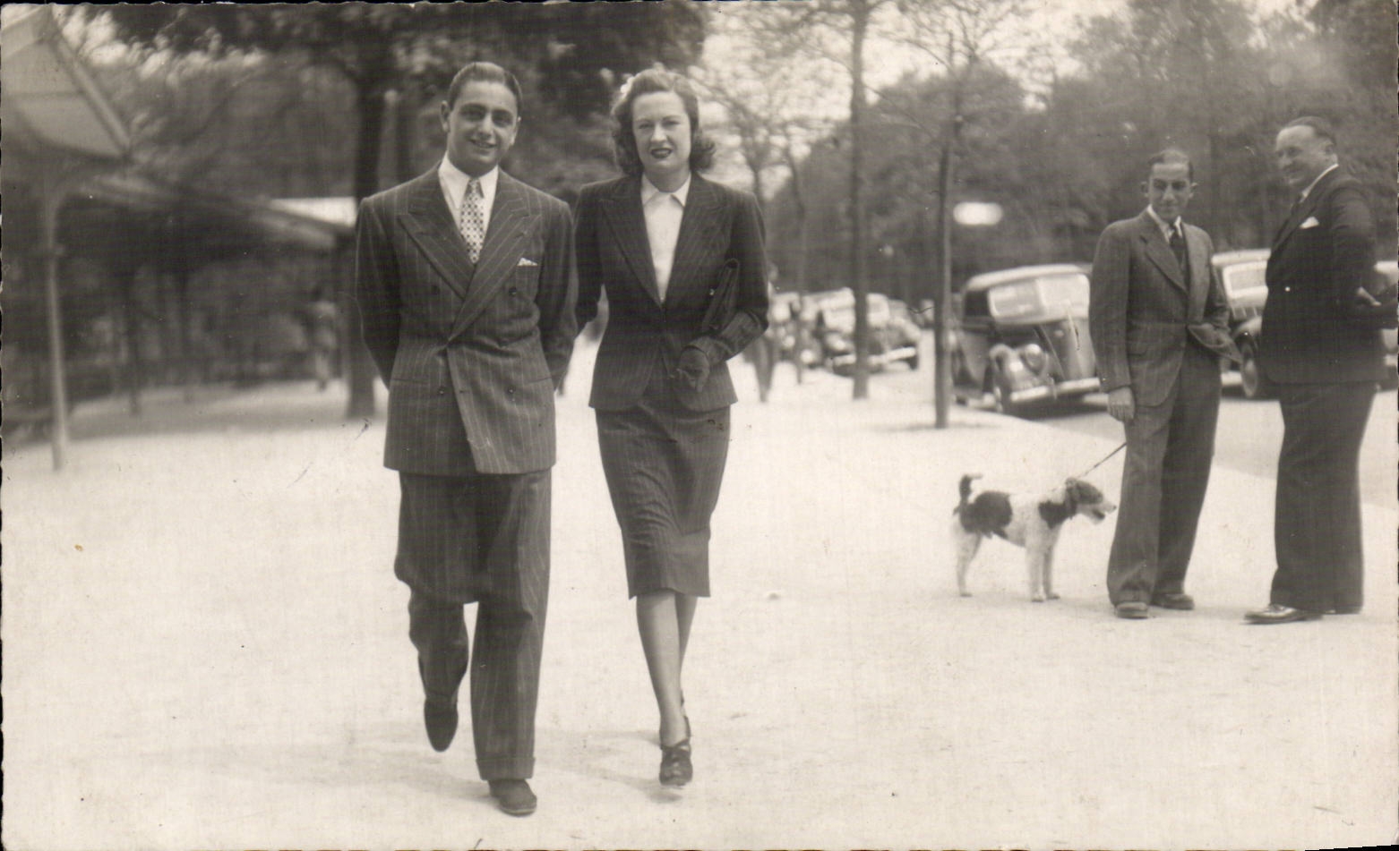 CARTE PHOTO Fantaisie - Couple - happy pair taking a walk - chien - dog - CPA 