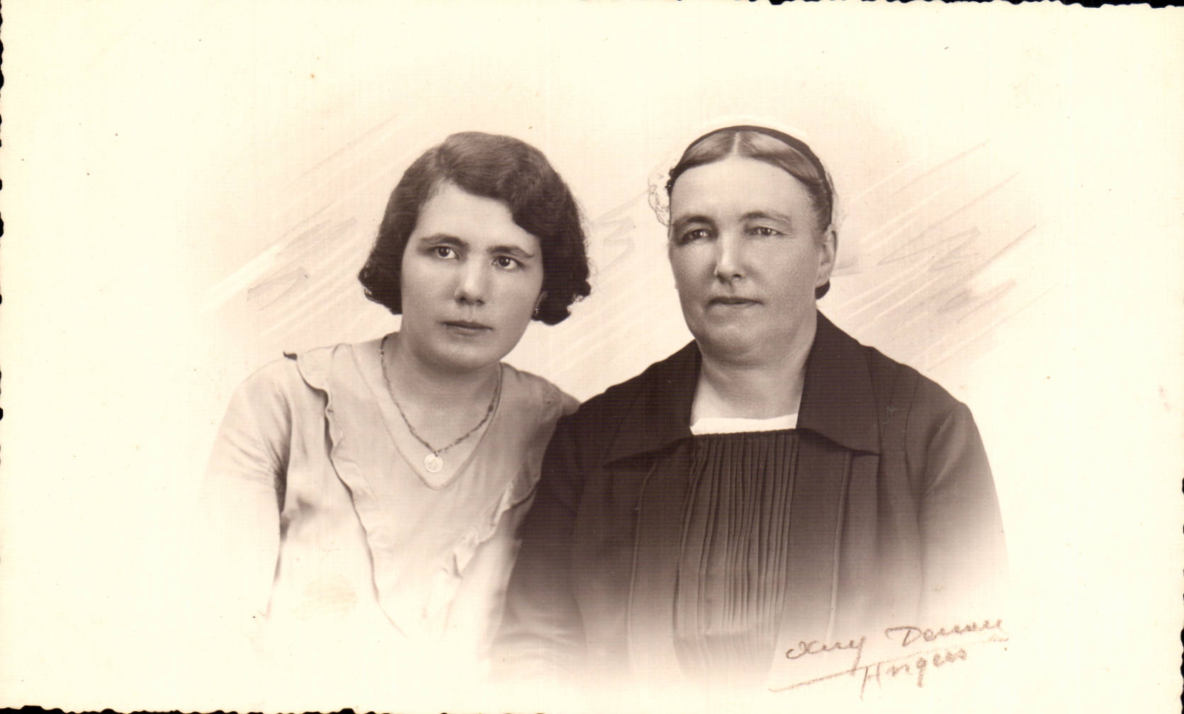 Deux femmes — portrait studio — signé 'Mary Danne Hingers'