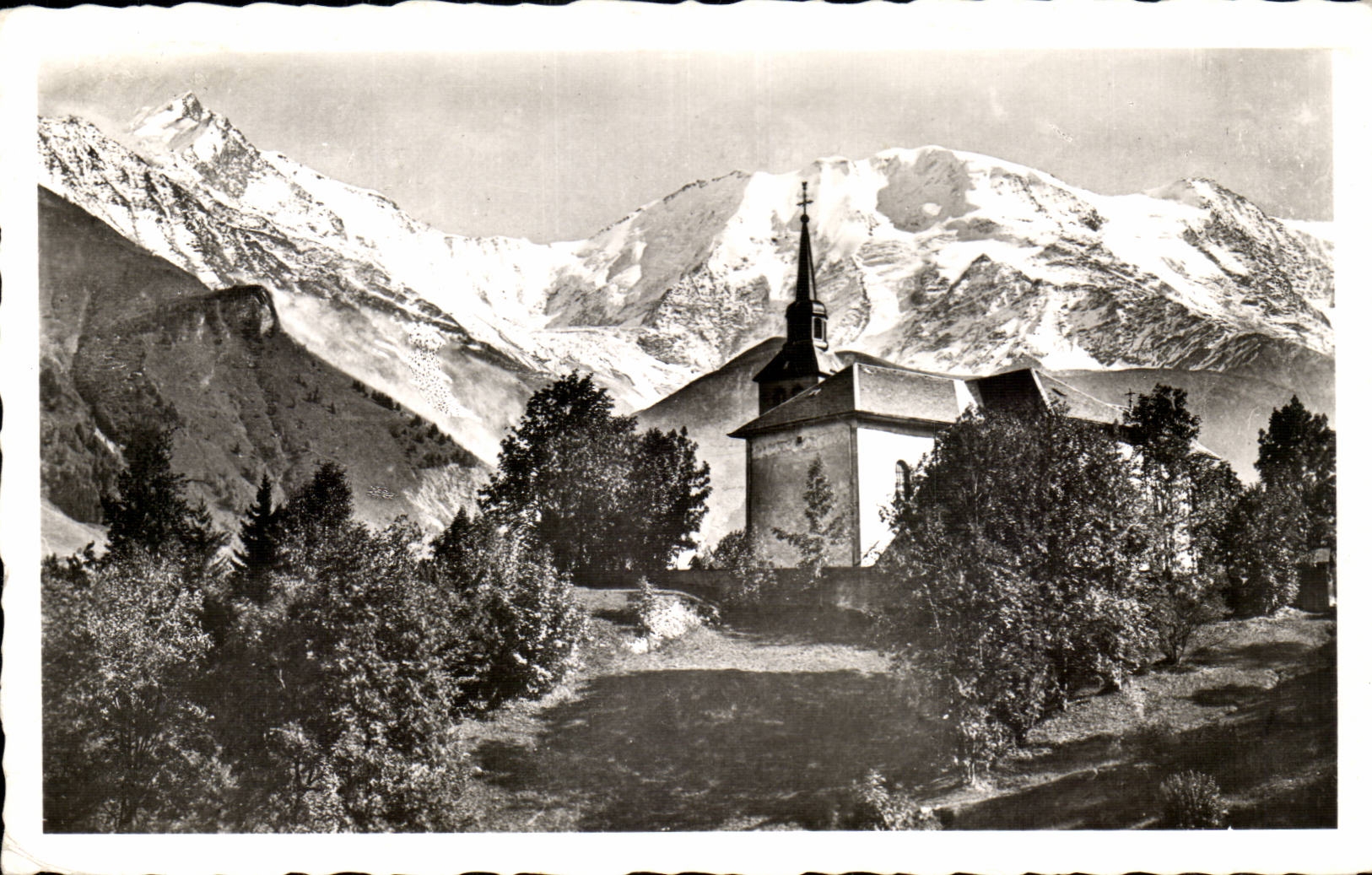 Saint-Nicolas-de-Véroce — Église, le Dôme de Miage (3680 m.) et l'Aiguille de Bonnassay (4061 m.) — L. MORAND, éditeur, n° 822
