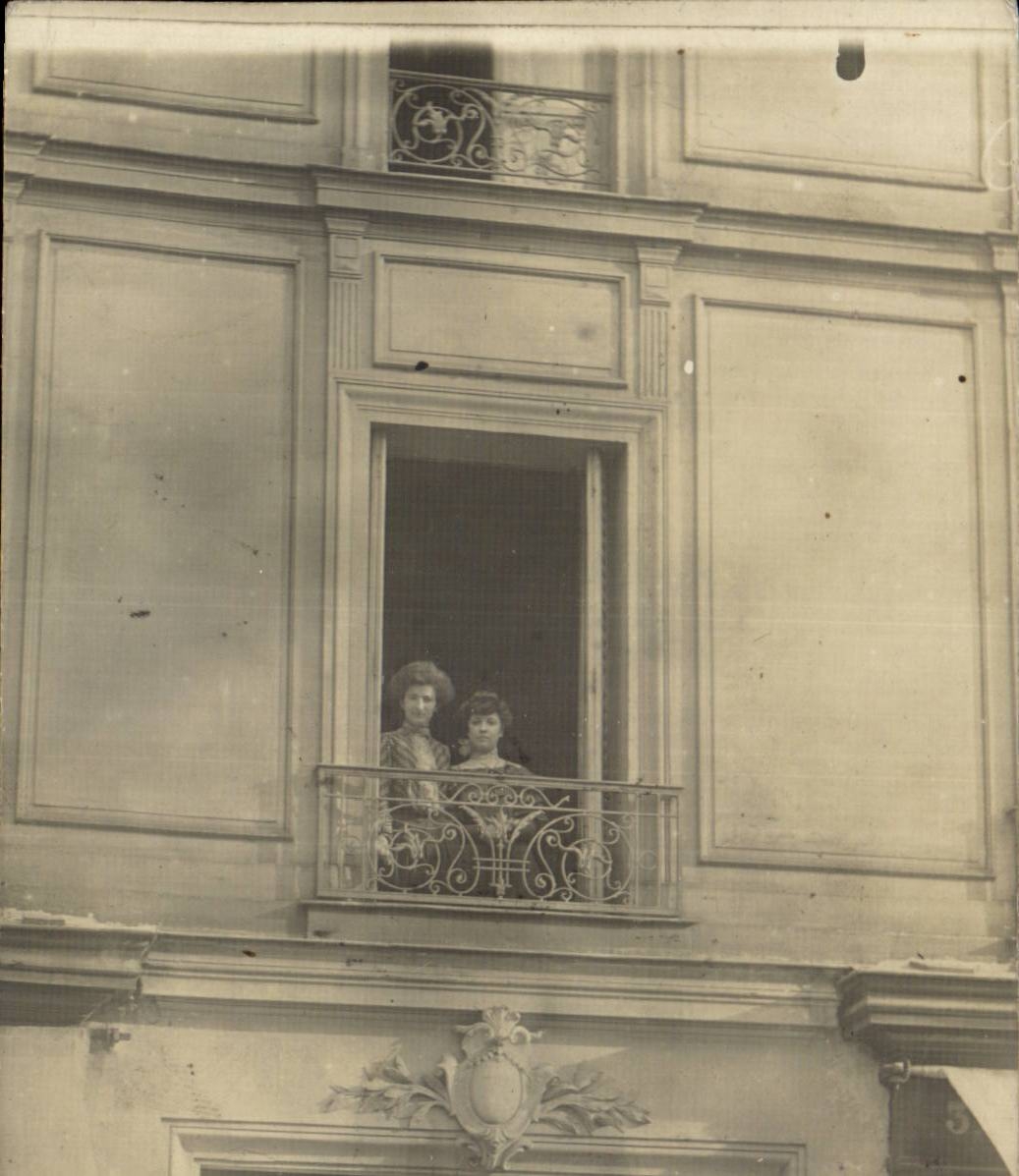 Dos jóvenes mujeres en un balcón — Gien, Loire — editor It. Galliouinot, París