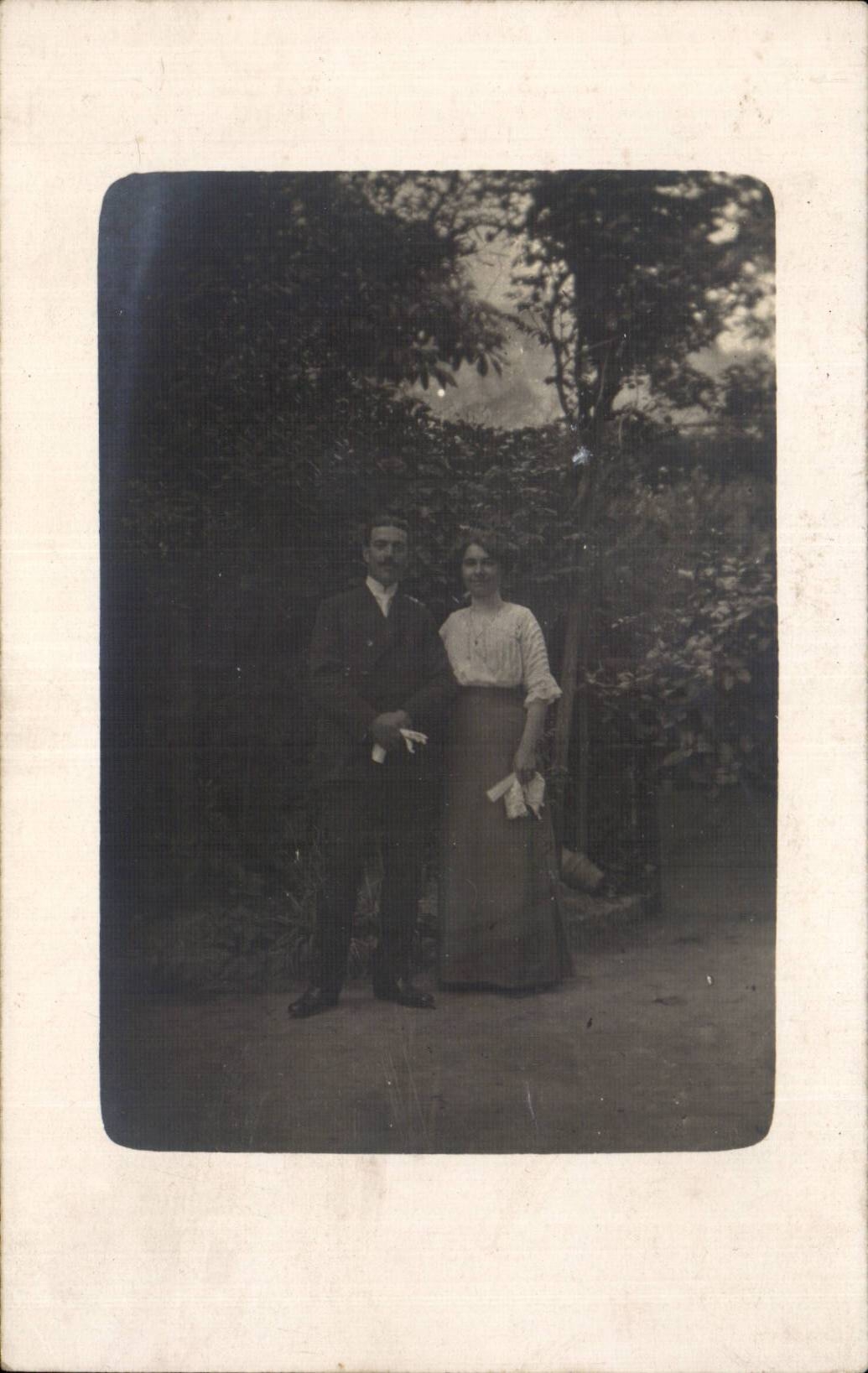 CARTE PHOTO Couple Femme Costume Folklore