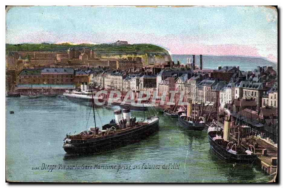 CPA Dieppe Vue sur la gare maritime prise des falaises du Pollet
