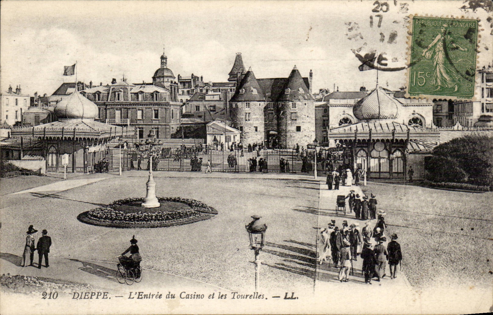CPA Dieppe L'entree du casino et les tourelles