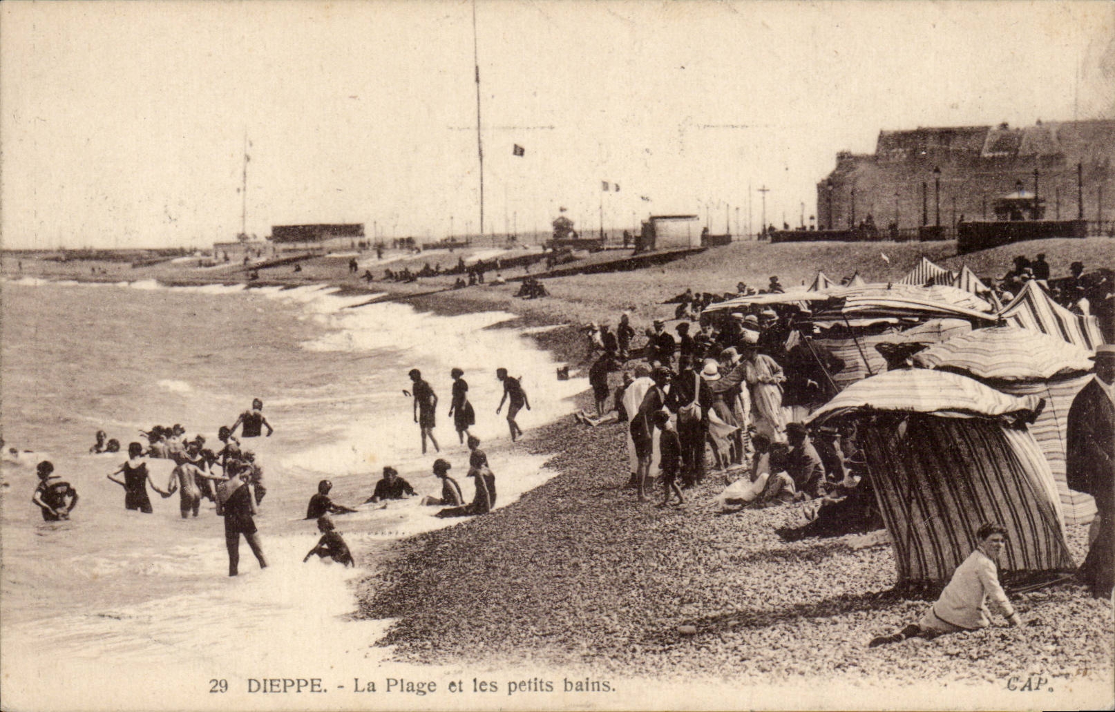 CPA Dieppe La plage et les petits bains
