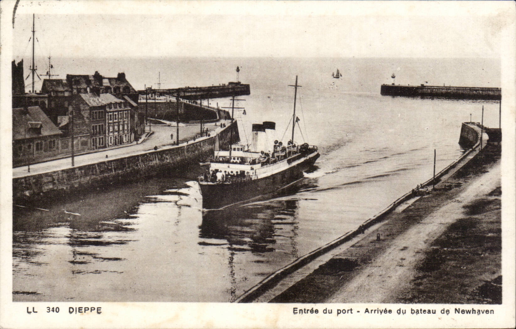 CPA Dieppe Entree du port Arrivee du bateau de Newhaven