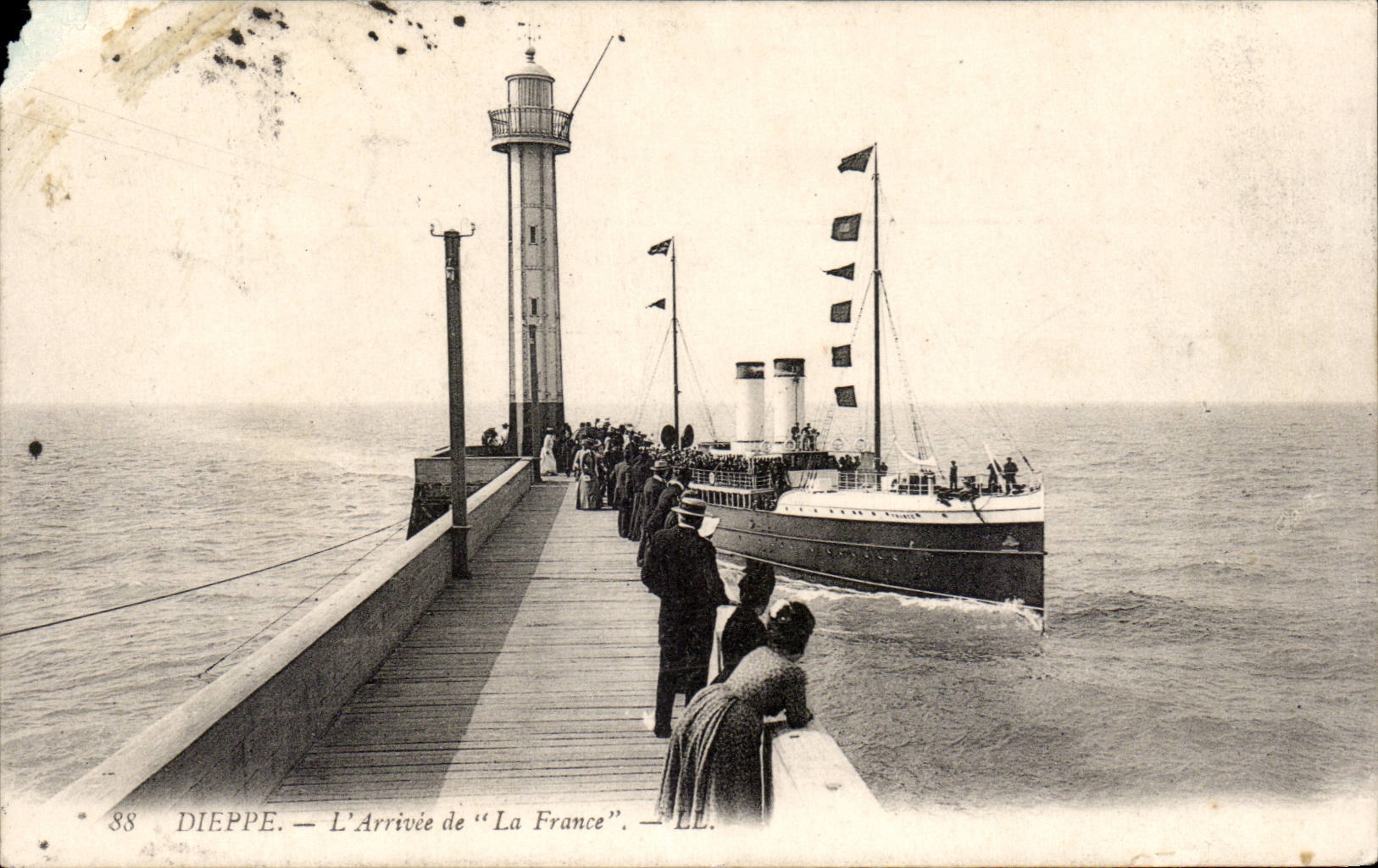 CPA Dieppe Arrivee de la France Bateau