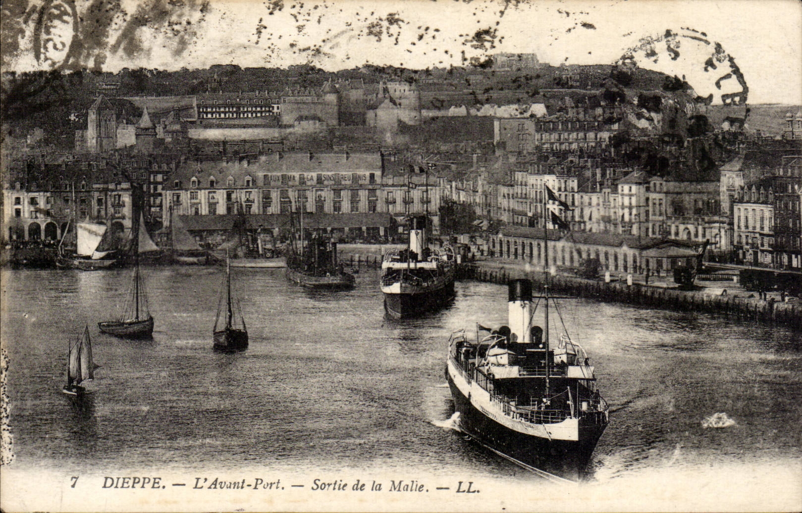 CPA Dieppe L'avant port Sortie de la Malle