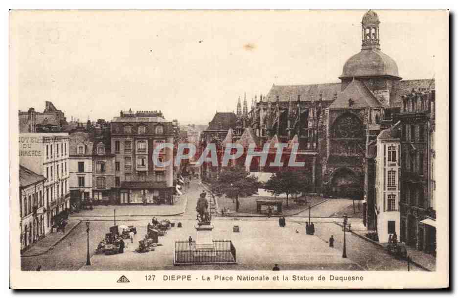 CPA Dieppe La place nationale et la statue de Duquesne