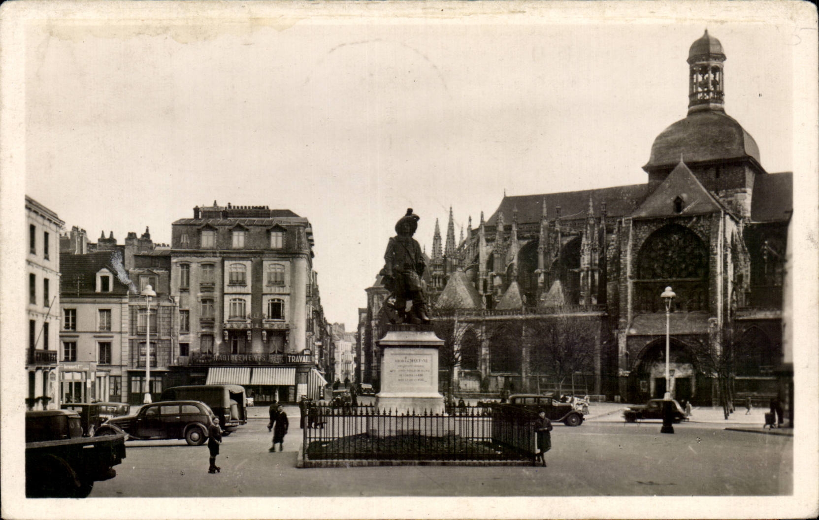 CPA Dieppe Place nationale et statue Duquesne ( Marechal des armees de France )