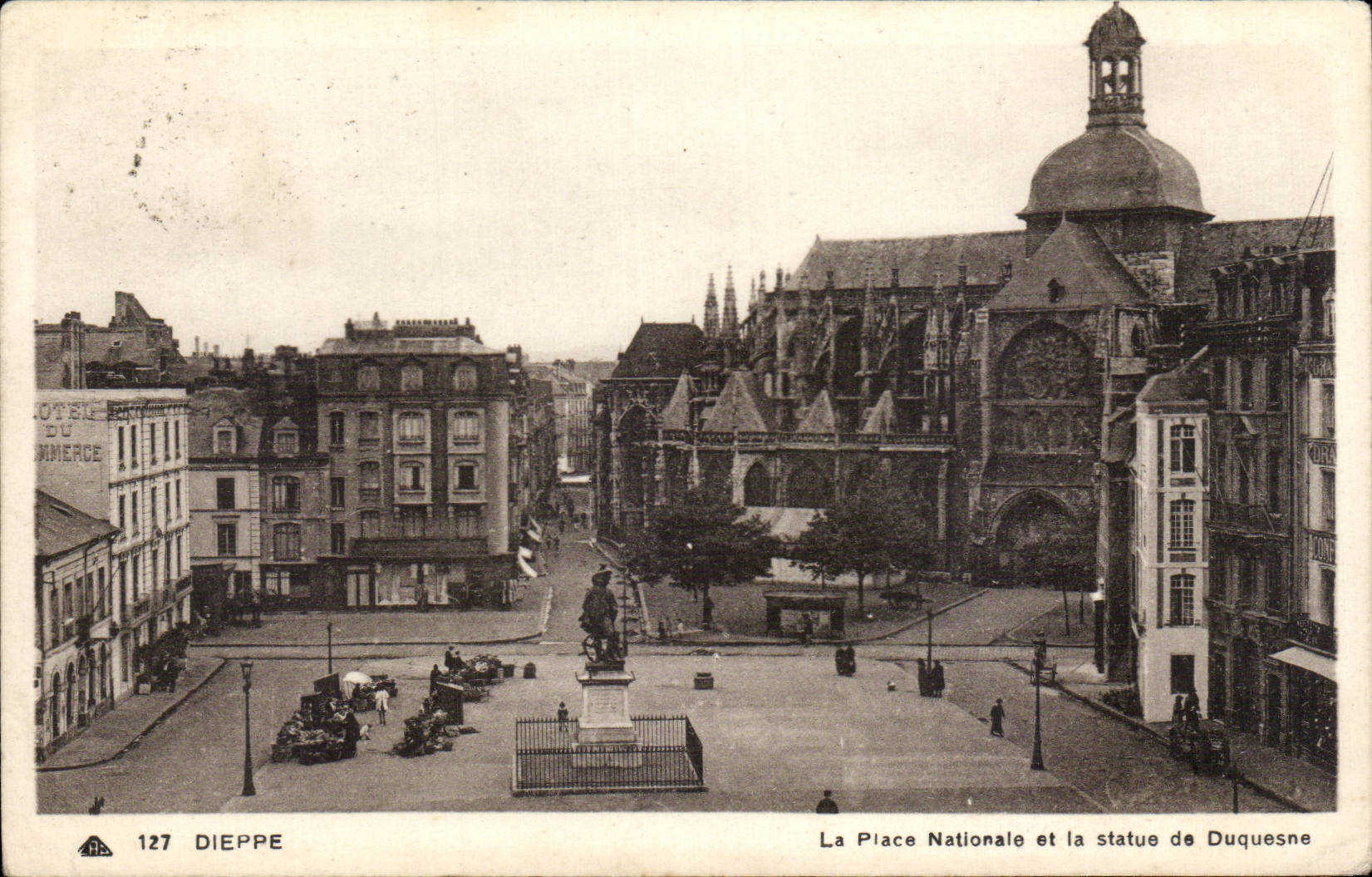 CPA Dieppe La place nationale et la statue de Duquesne