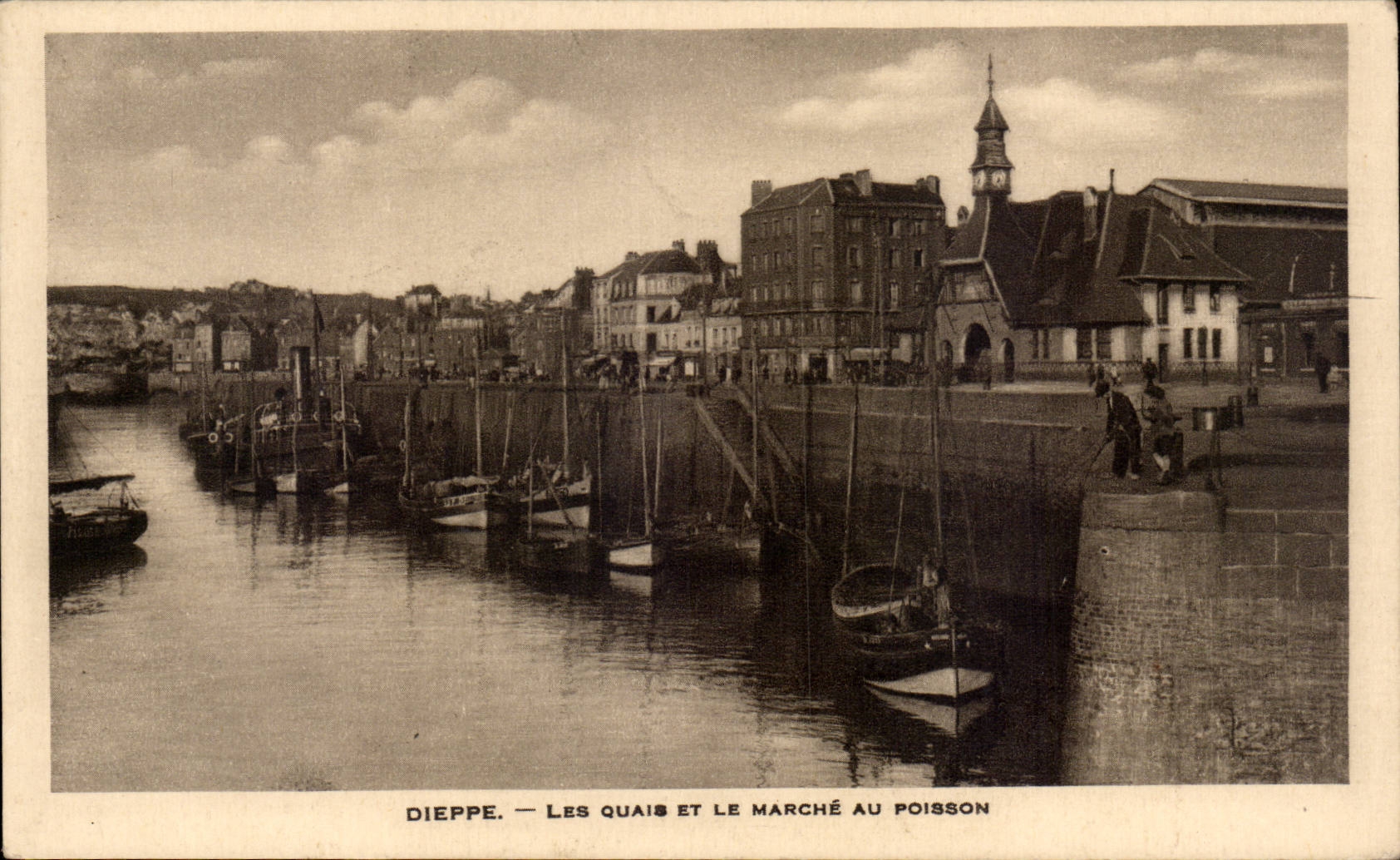CPA Dieppe Les quais et le marche au poisson