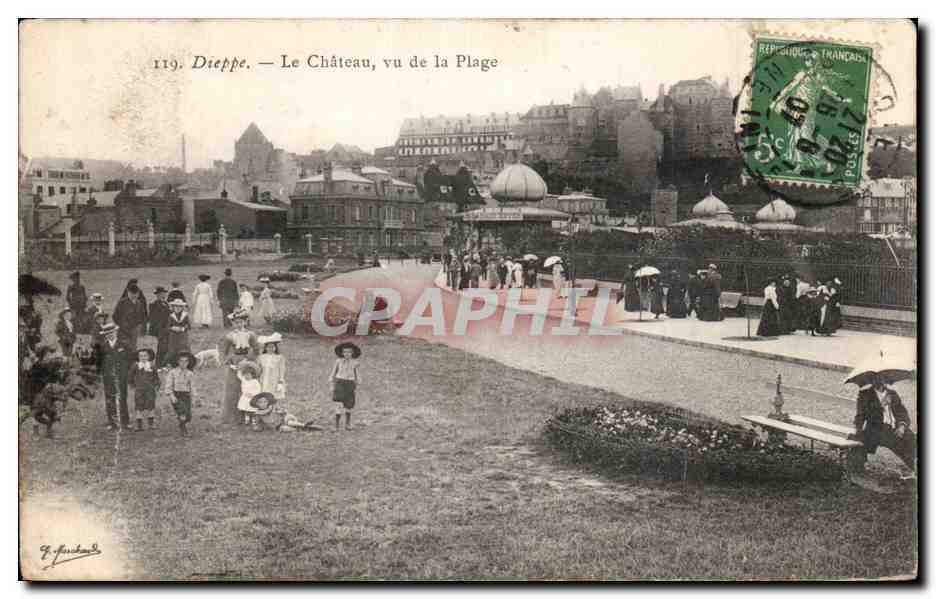 CPA Dieppe Le chateau vu de la plage