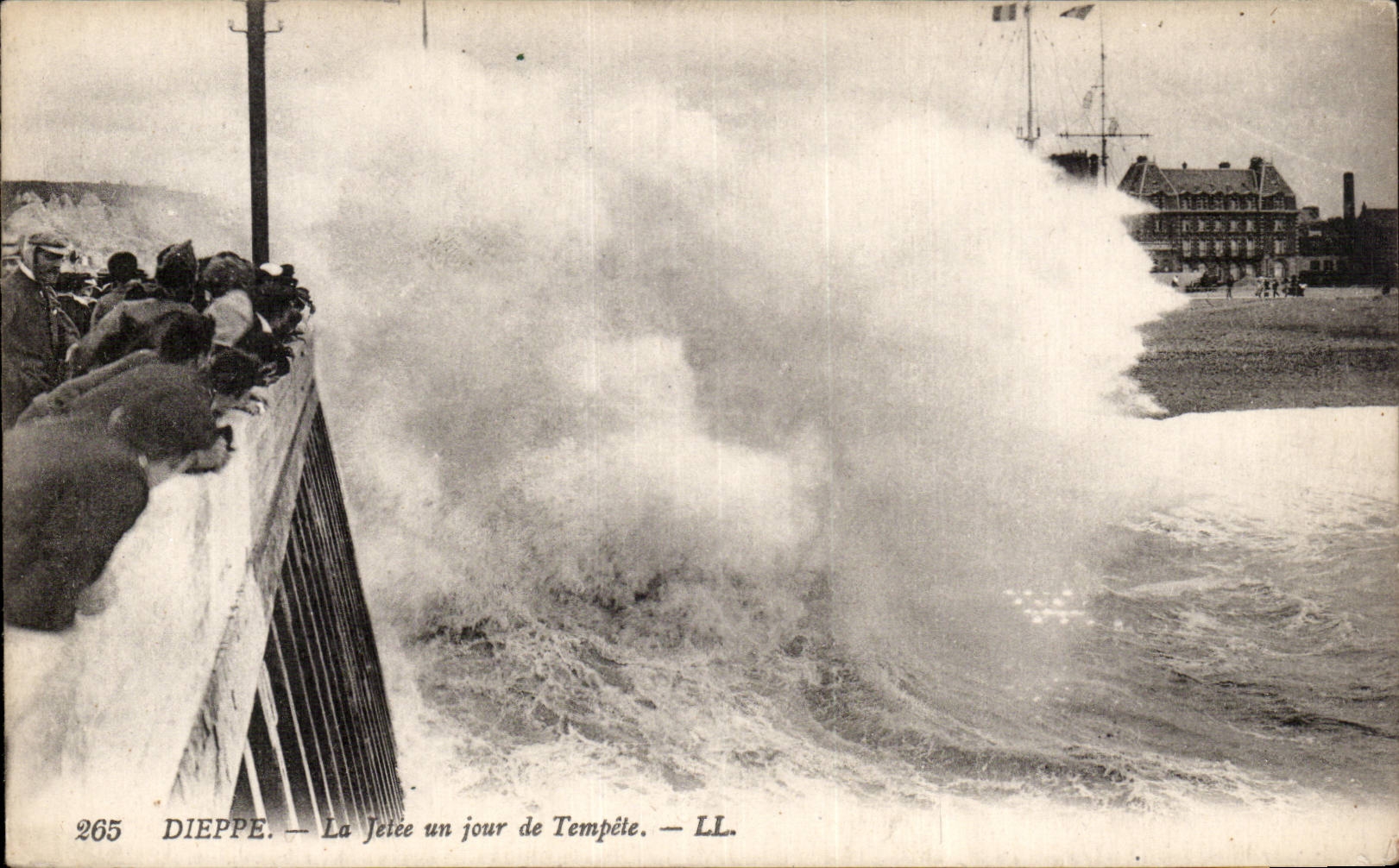 CPA Dieppe La jetee un jour de tempete