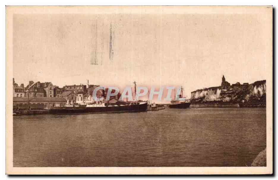 CPA Dieppe entree du port et la falaise du Pollet