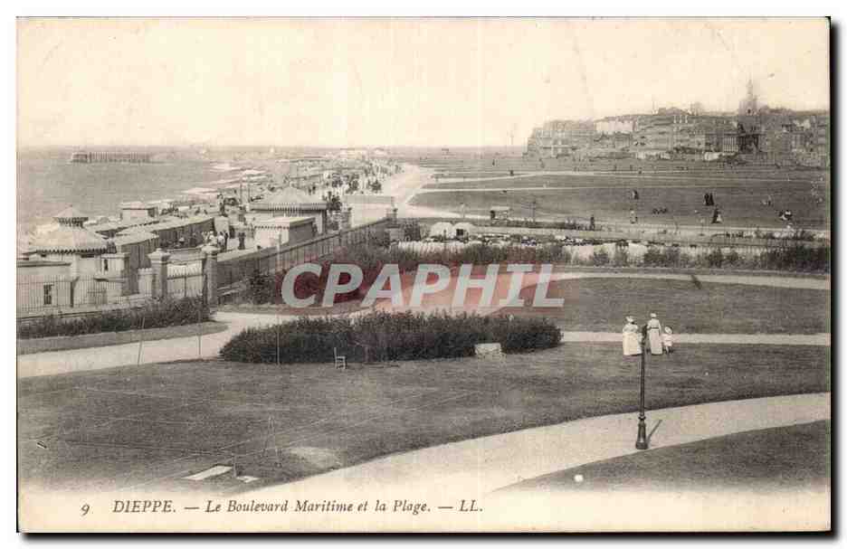 CPA Dieppe Le boulevard maritime et la plage