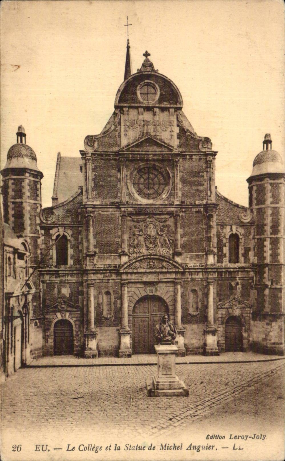 CPA Eu Le college et la statue de Michel Anguier