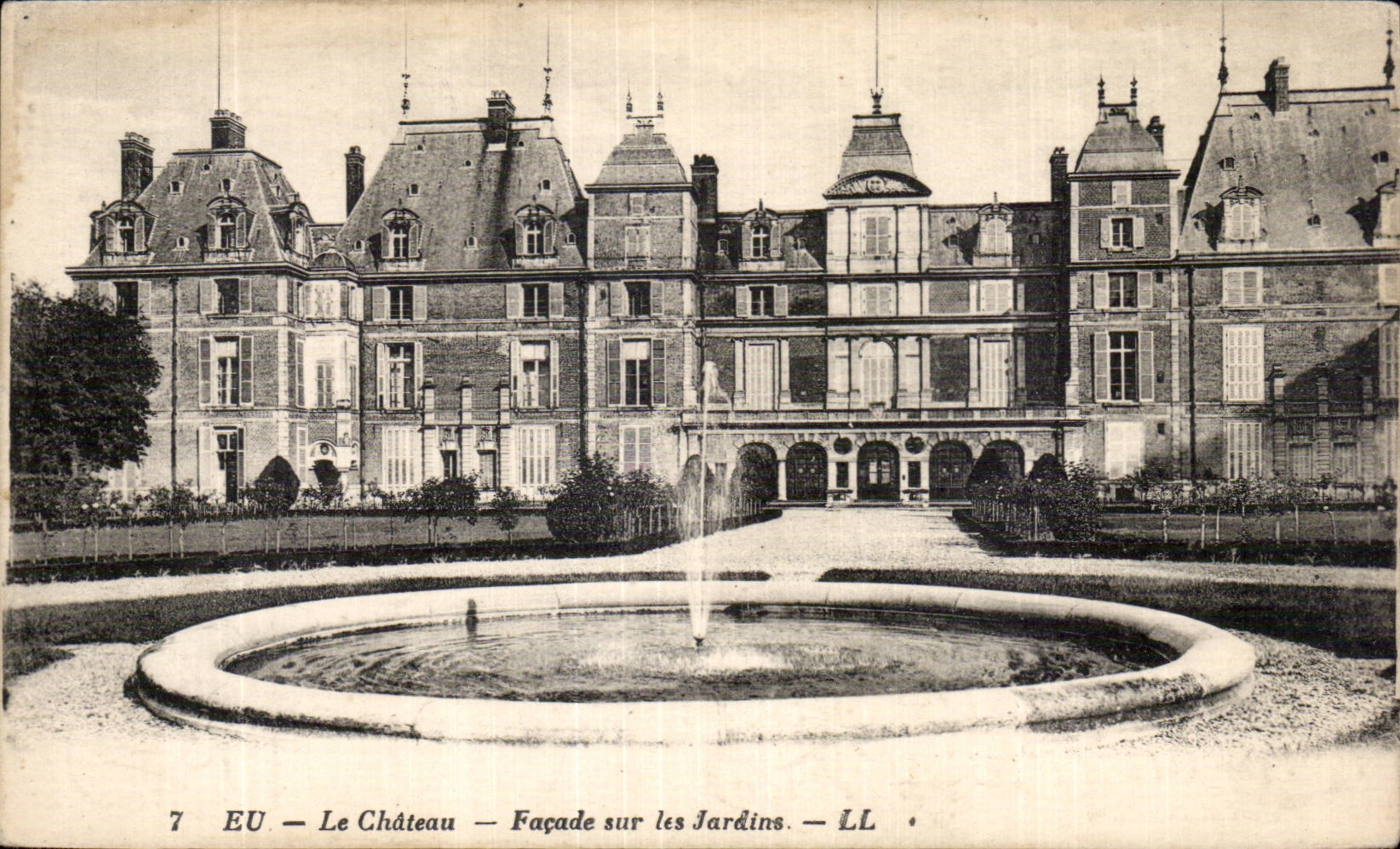 CPA Eu Le chateau Facade sur les jardins