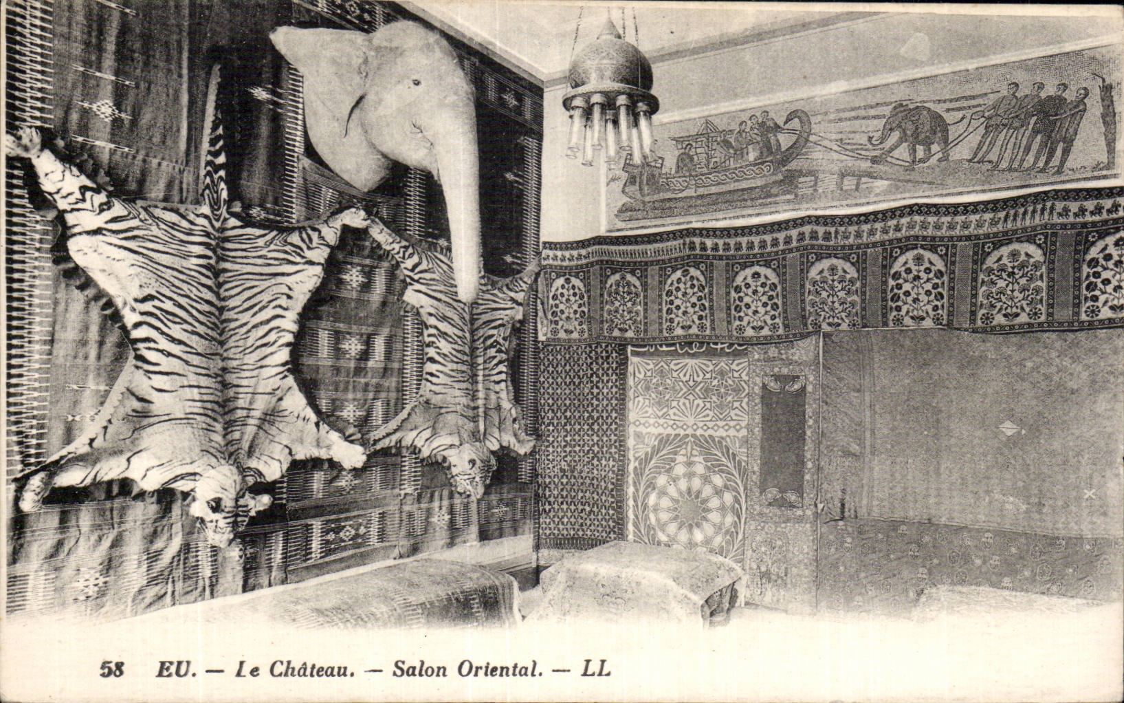 CPA Eu Le chateau Salon oriental Tigre Elephant