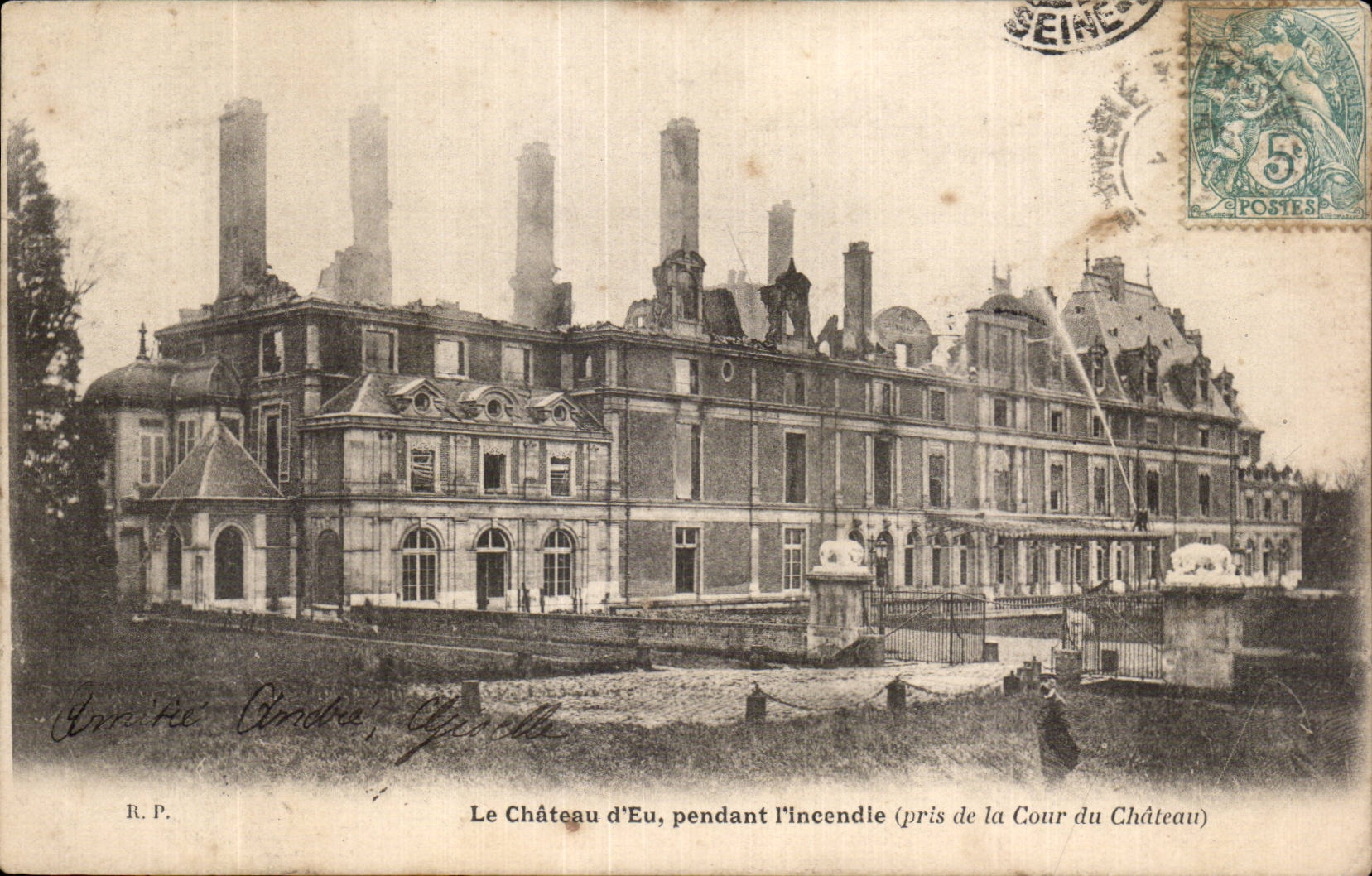 CPA Eu Le chateau pendant l'incendie (pris de la cour du chateau)