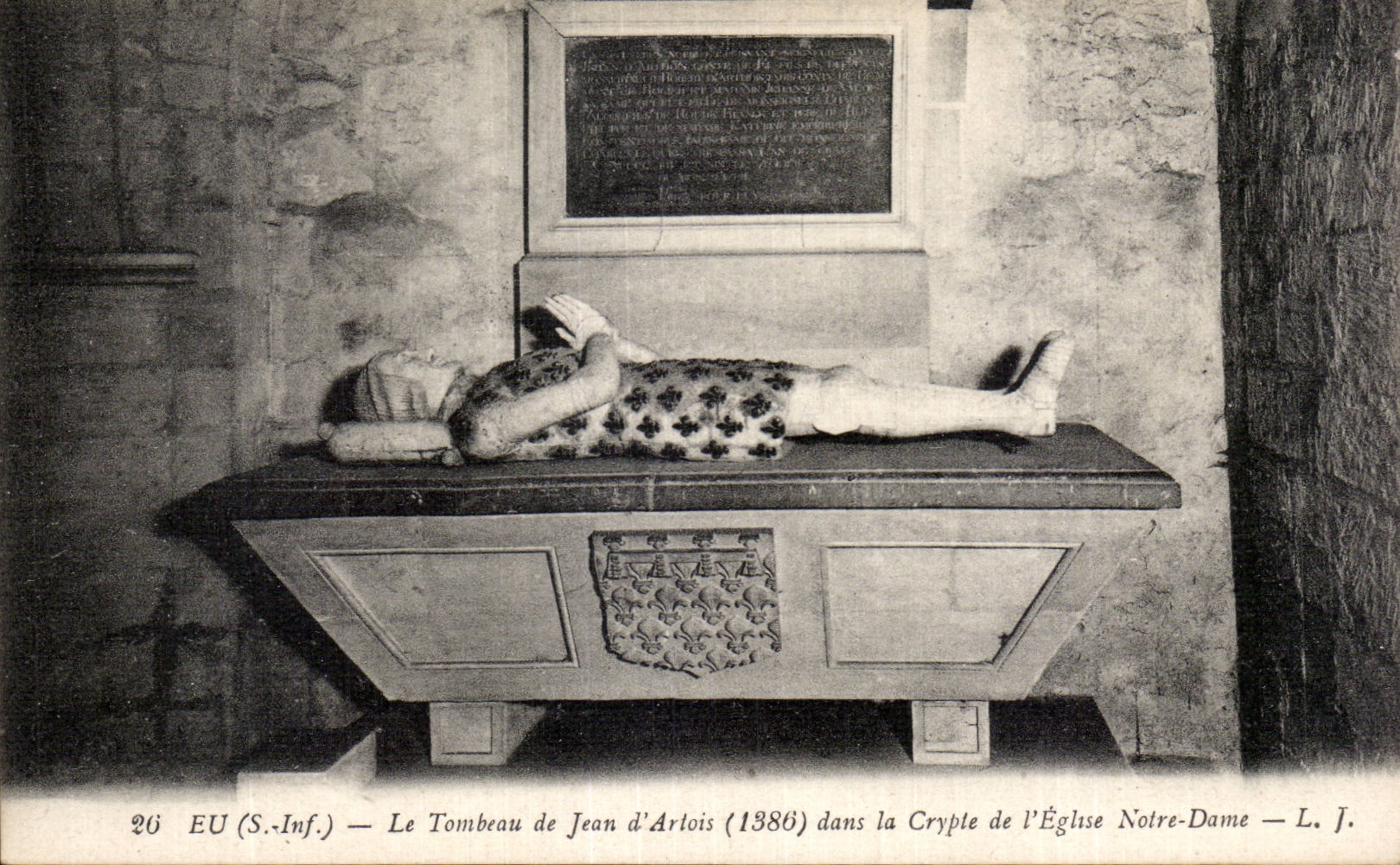 CPA Eu Le tombeau de Jean d'Artois (1386) dans la crypte de l'eglise Notre Dame