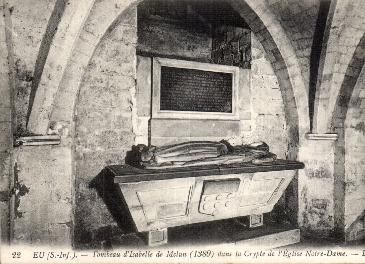 CPA Eu Le tombeau d'Isabelle de Melun (1389) dans la crypte de l'eglise Notre Dame
