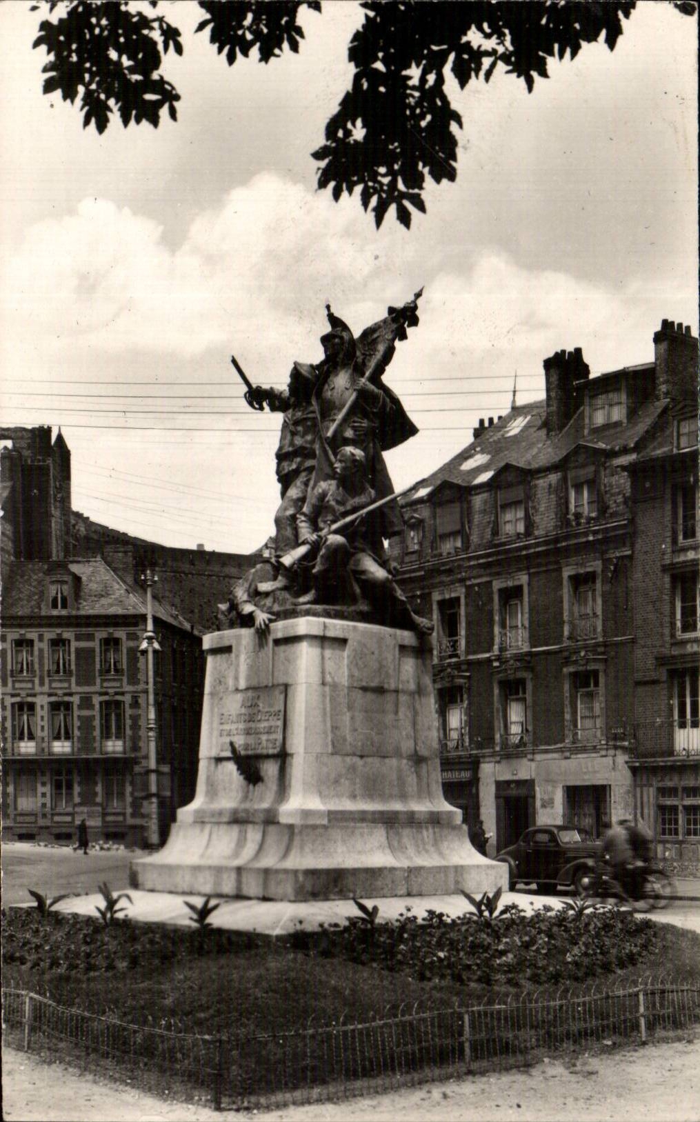 CPA Dieppe Le monument 1870