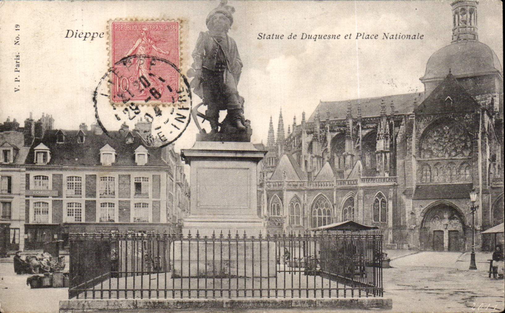 CPA Dieppe Statue de Duquesne et place nationale