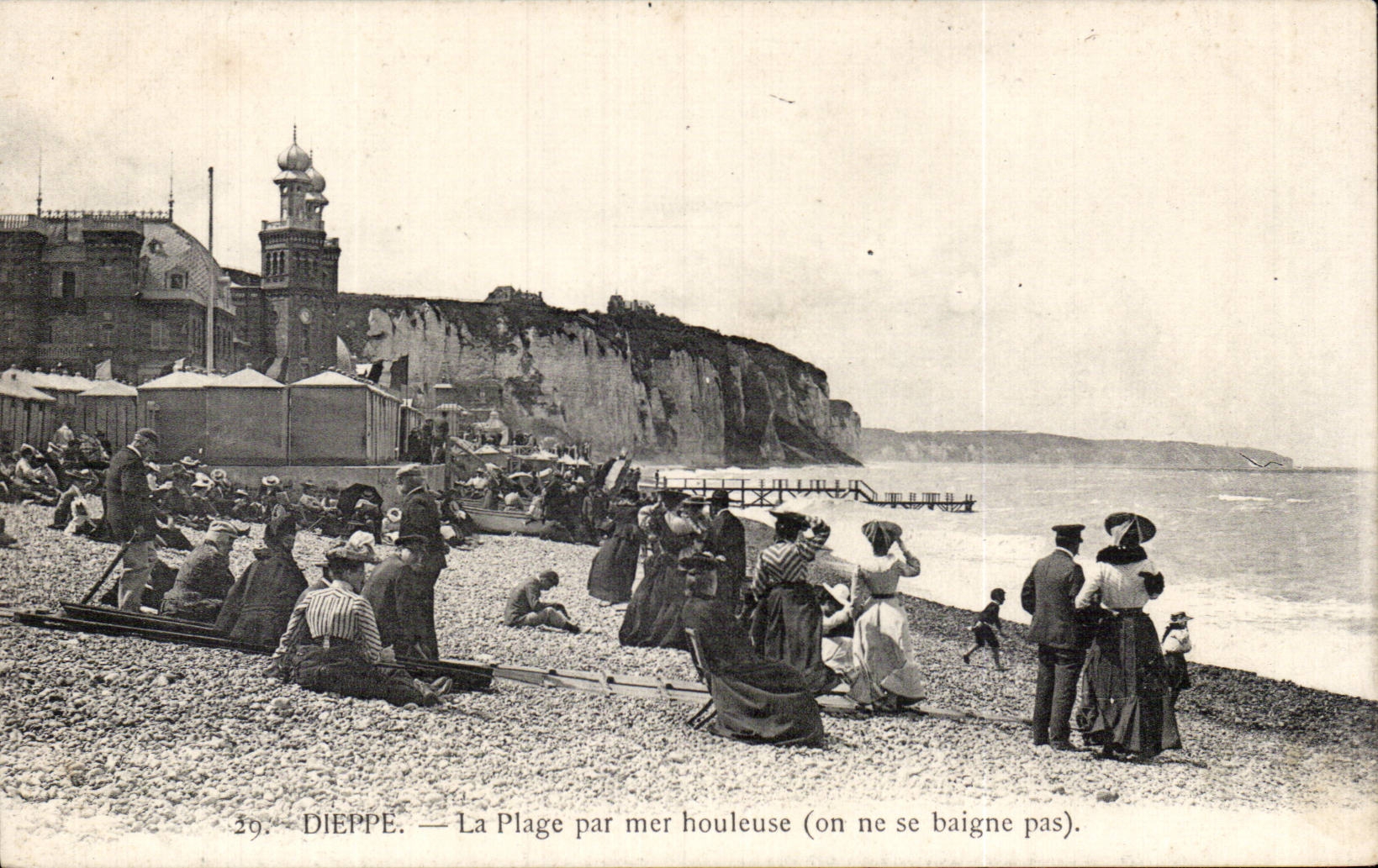 CPA Dieppe La plage par mer houleuse (on ne sa baigne pas)