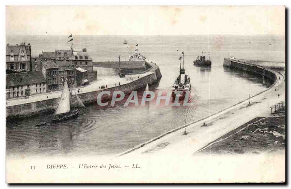 CPA Dieppe L'entree des jetees