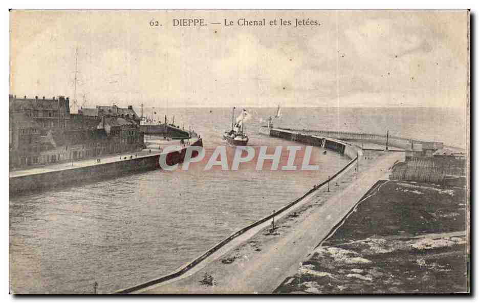 CPA Dieppe Le chenal et les jetees