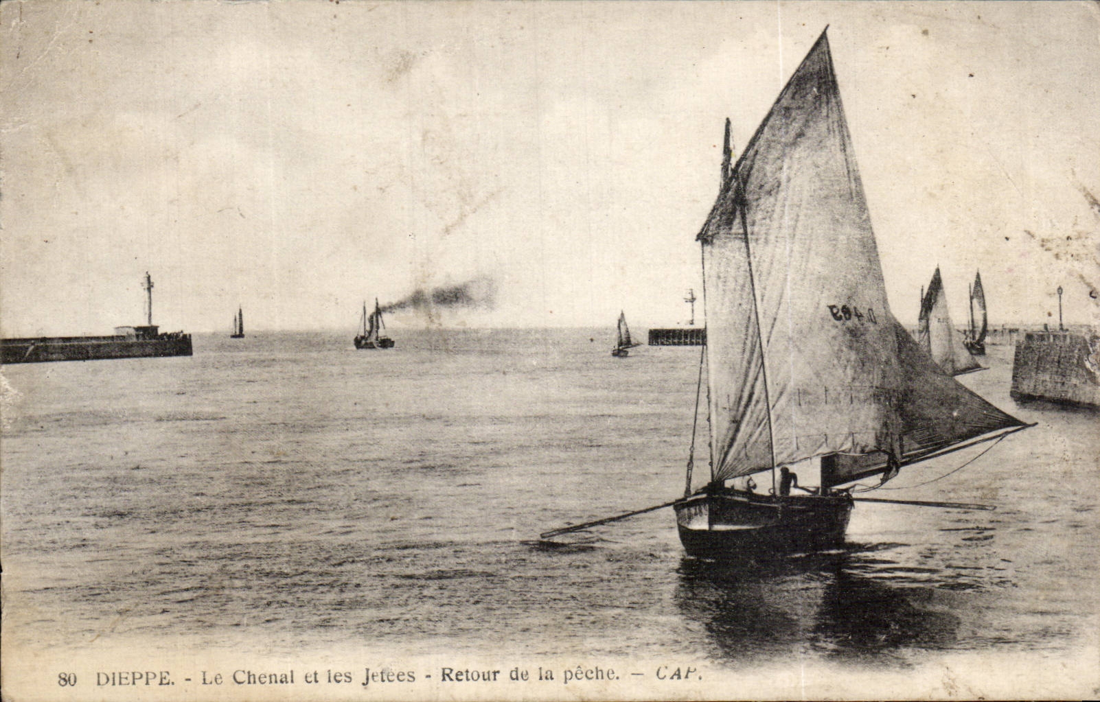 CPA Dieppe Le chenal et les jetees Retour de la peche