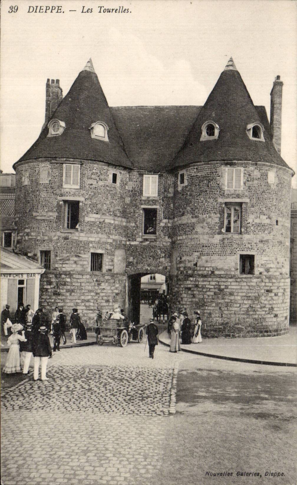 CPA Dieppe Les tourelles Automobile Animee