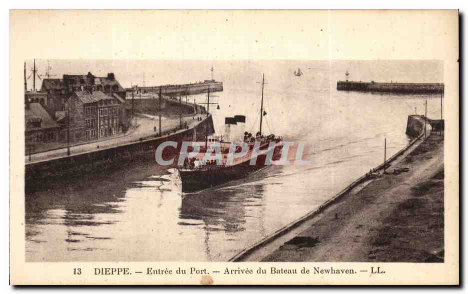 CPA Dieppe Entree du port Arrivee du bateau de Newhaven