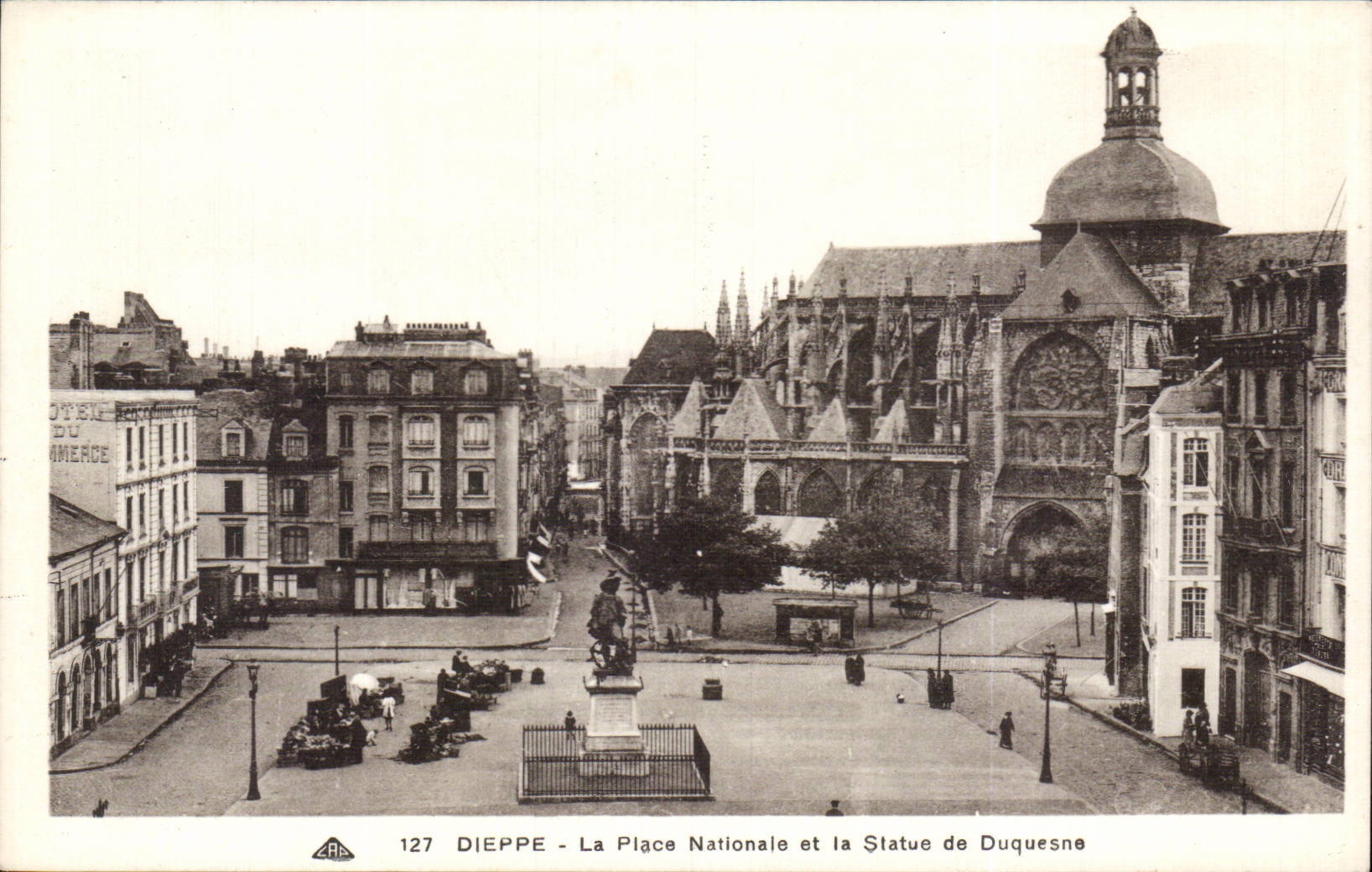 CPA Dieppe la place nationale et la statue de Duquesne